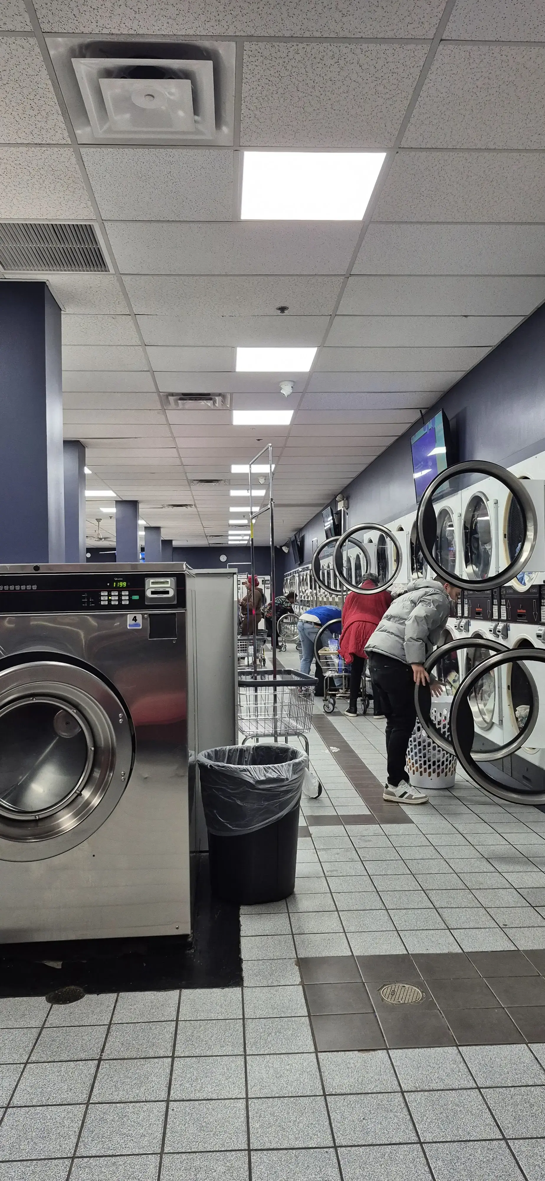 Neighborhood laundromat - Image 3