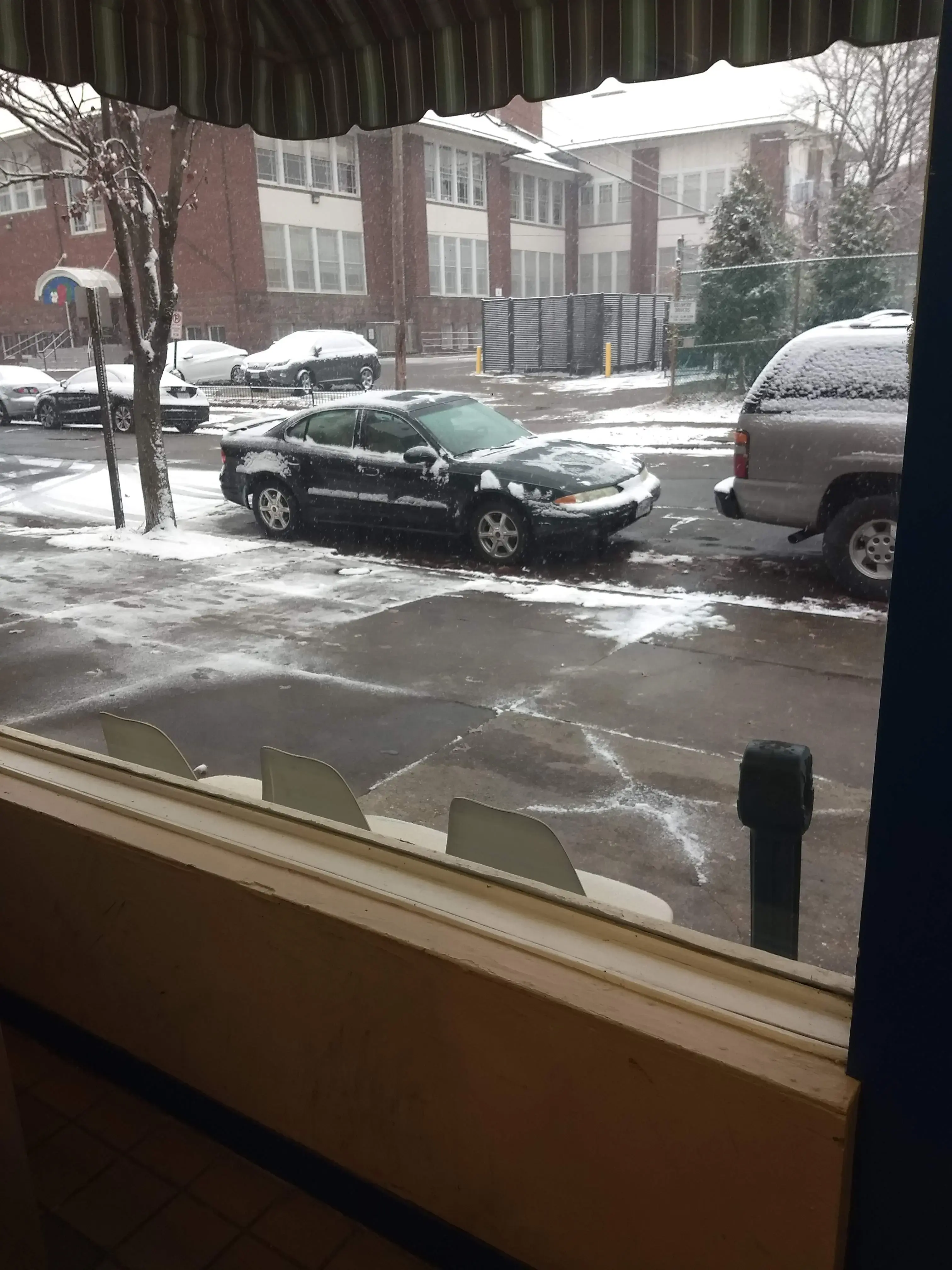 Neighborhood Laundromat, Strawberry Street - Image 8