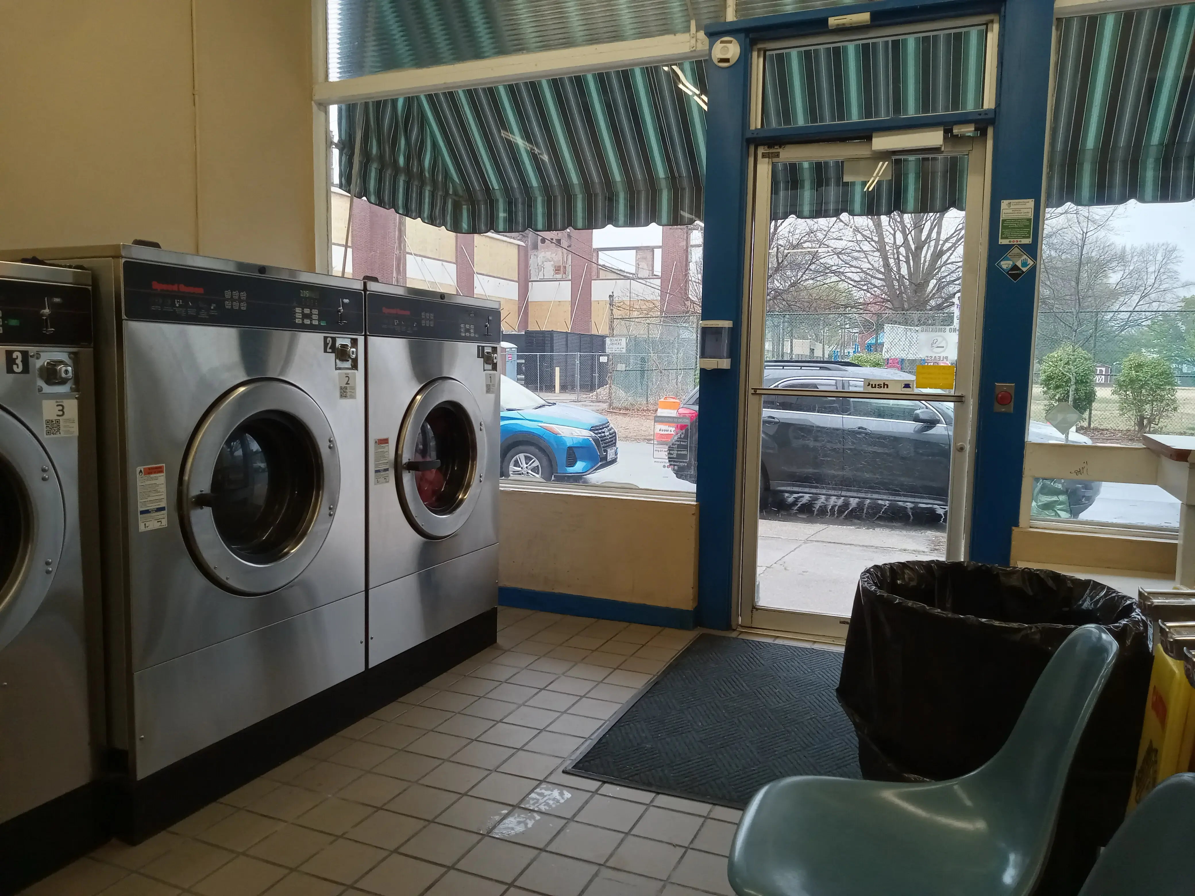 Neighborhood Laundromat, Strawberry Street location