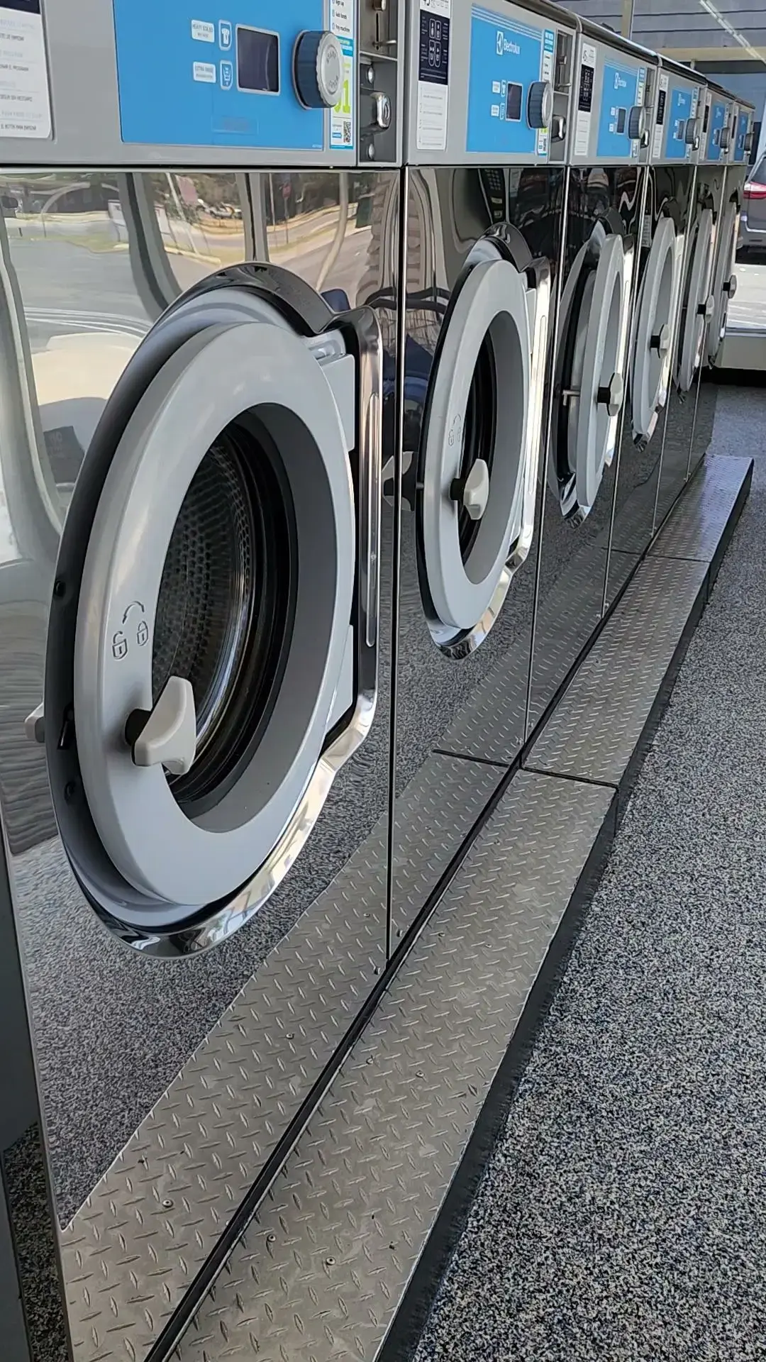 Neighborhood Laundry - Laundromat- Washateria-Lavanderia thumbnail 14