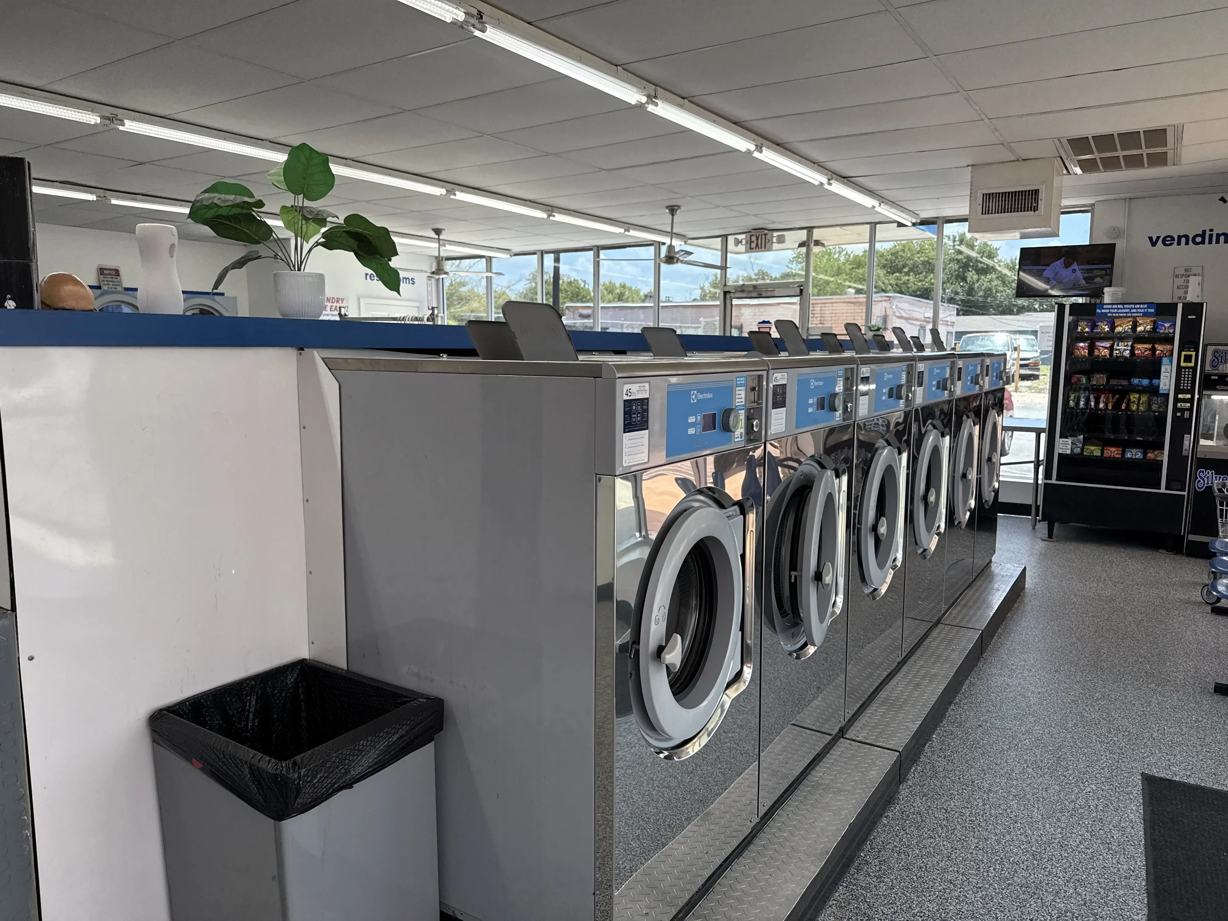 Neighborhood Laundry - Laundromat- Washateria-Lavanderia - Image 3