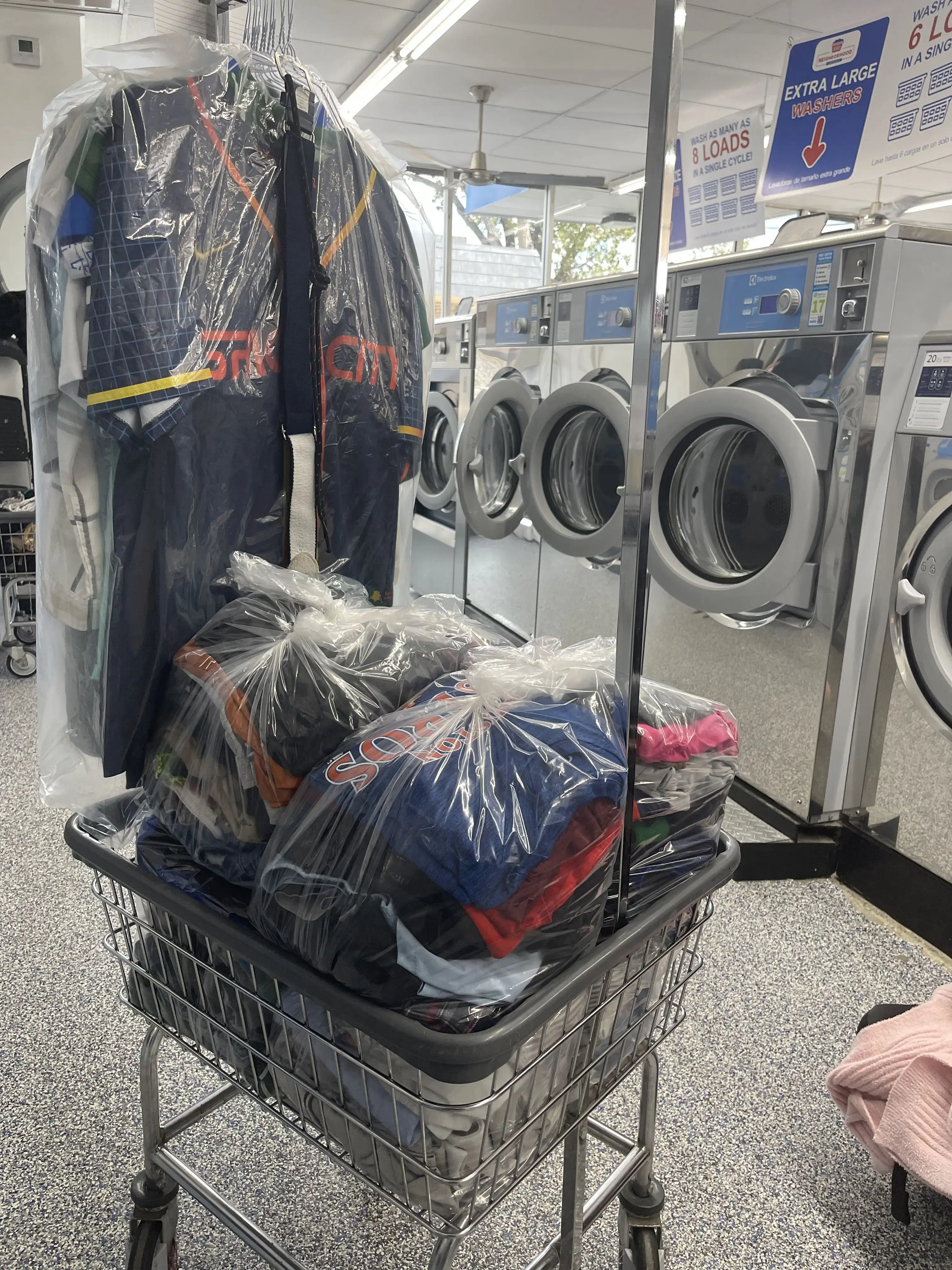 Neighborhood Laundry - Laundromat- Washateria-Lavanderia thumbnail 17