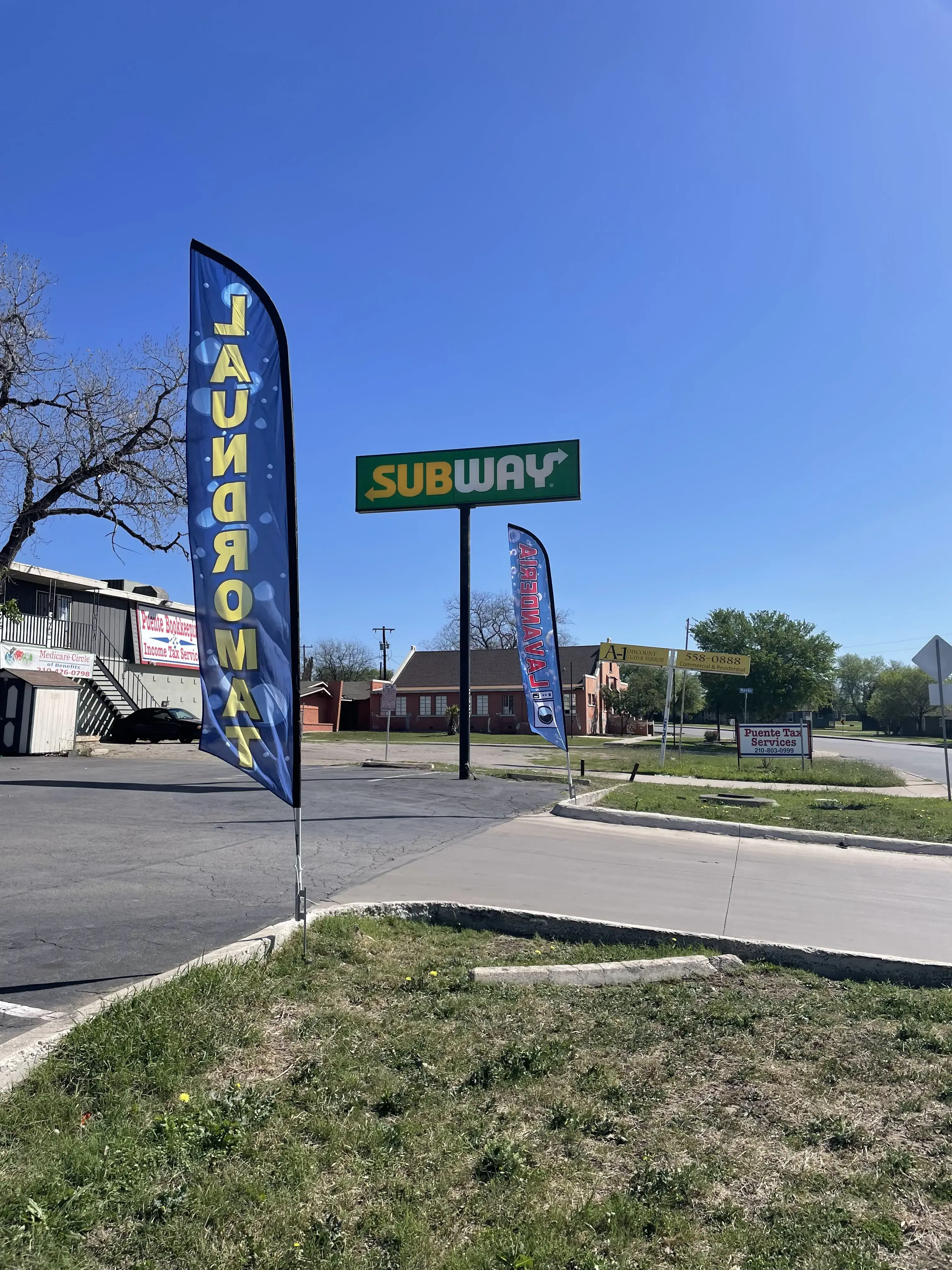 Neighborhood Laundry - Laundromat- Washateria-Lavanderia - Image 13