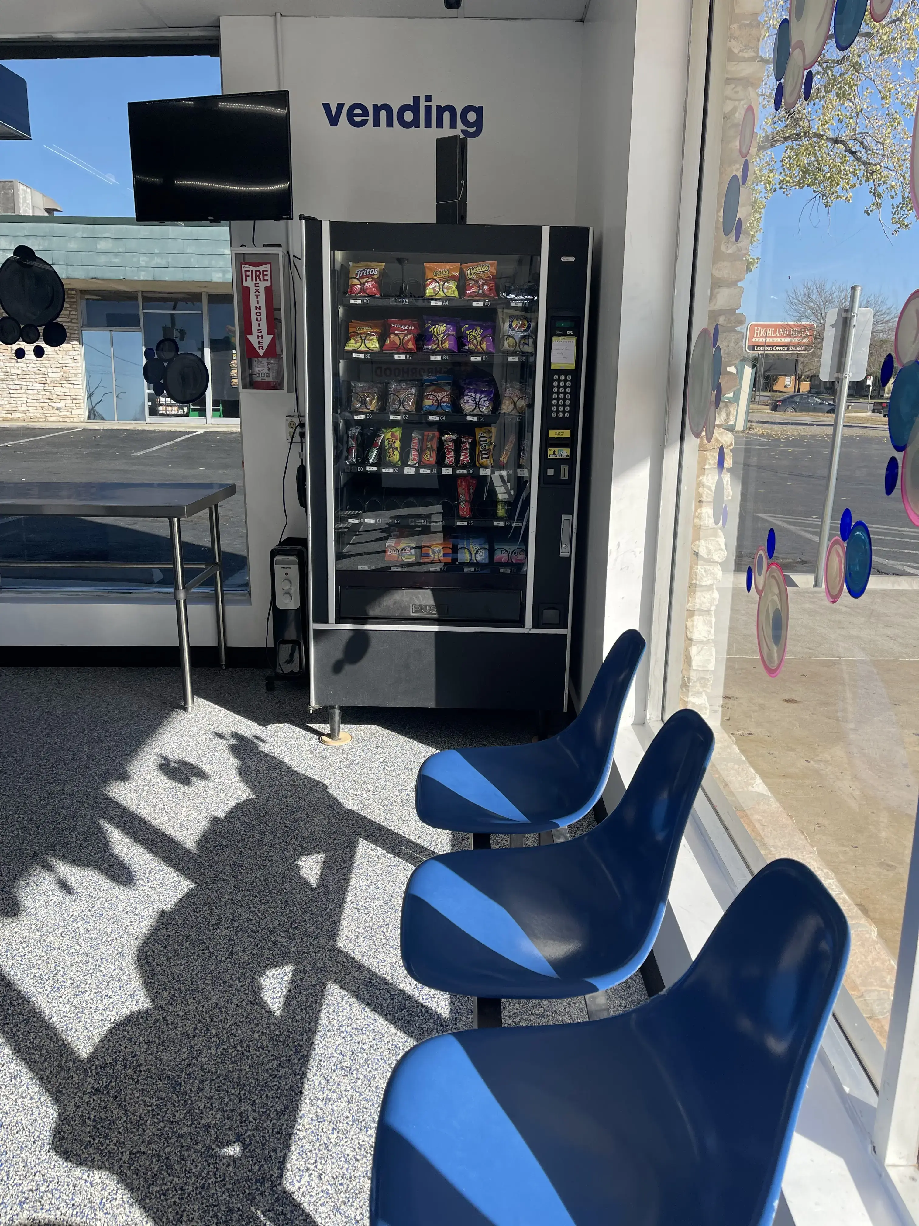 Neighborhood Laundry - Laundromat- Washateria-Lavanderia - Image 19