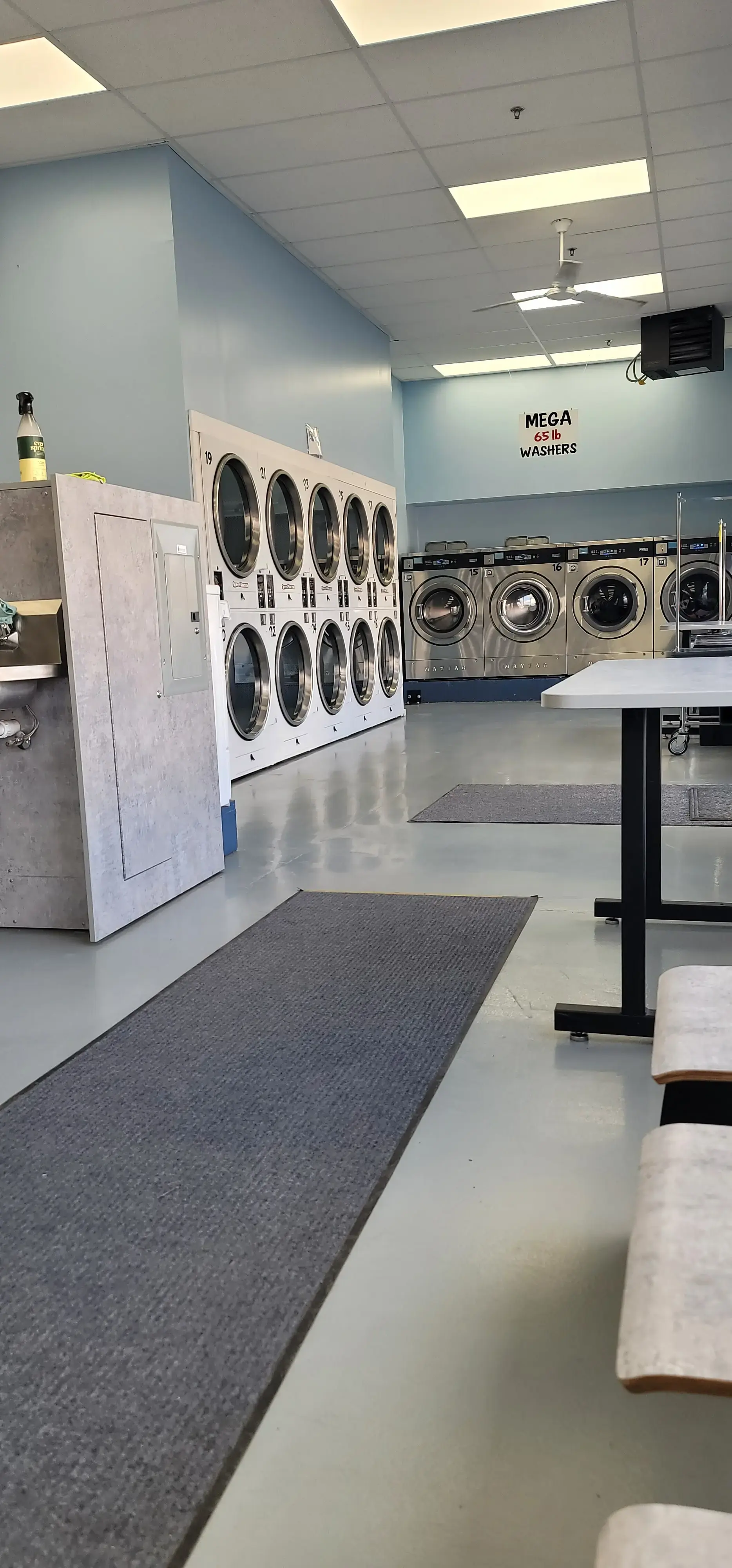 Neighborhood Plaza Laundromat - Image 14