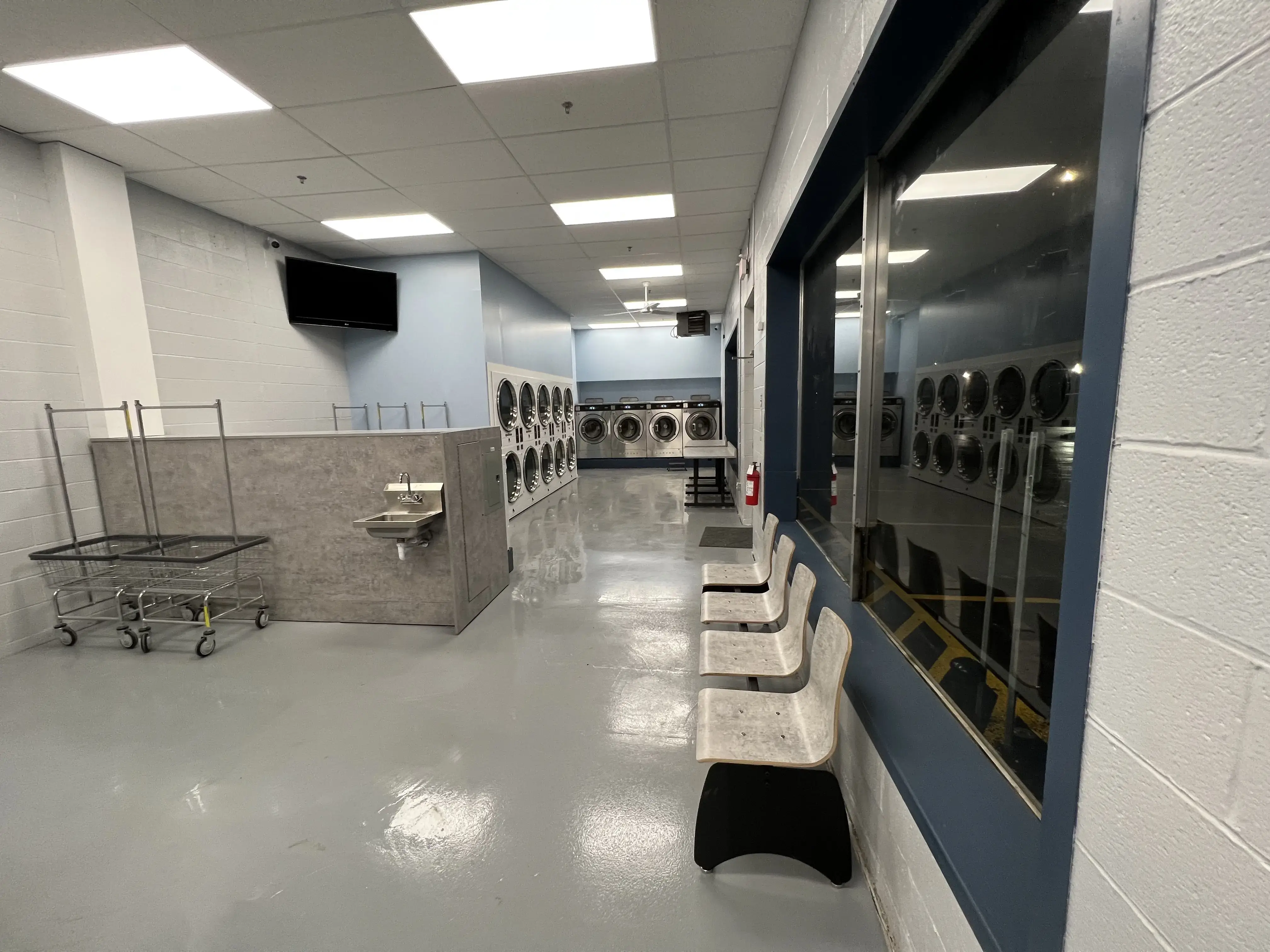 Neighborhood Plaza Laundromat thumbnail 13