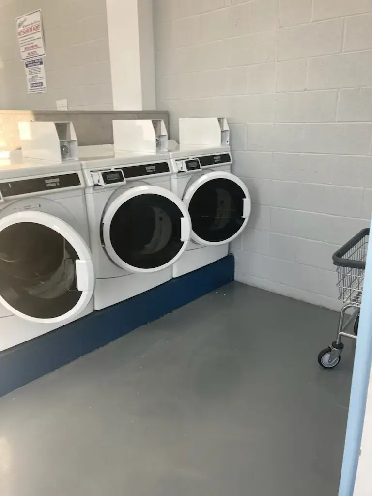 Neighborhood Plaza Laundromat thumbnail 4