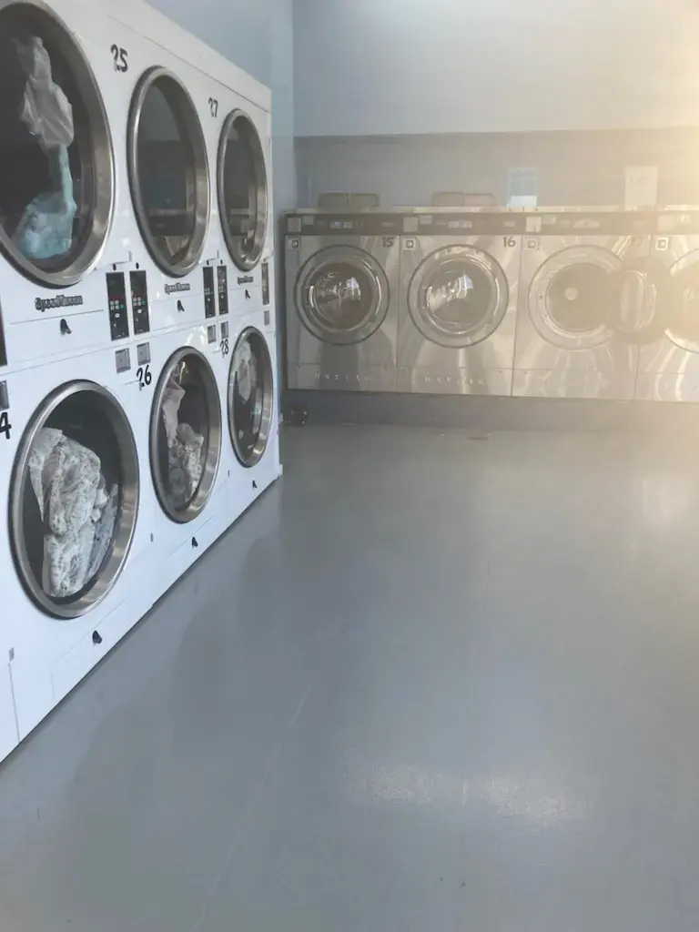 Neighborhood Plaza Laundromat - Image 12