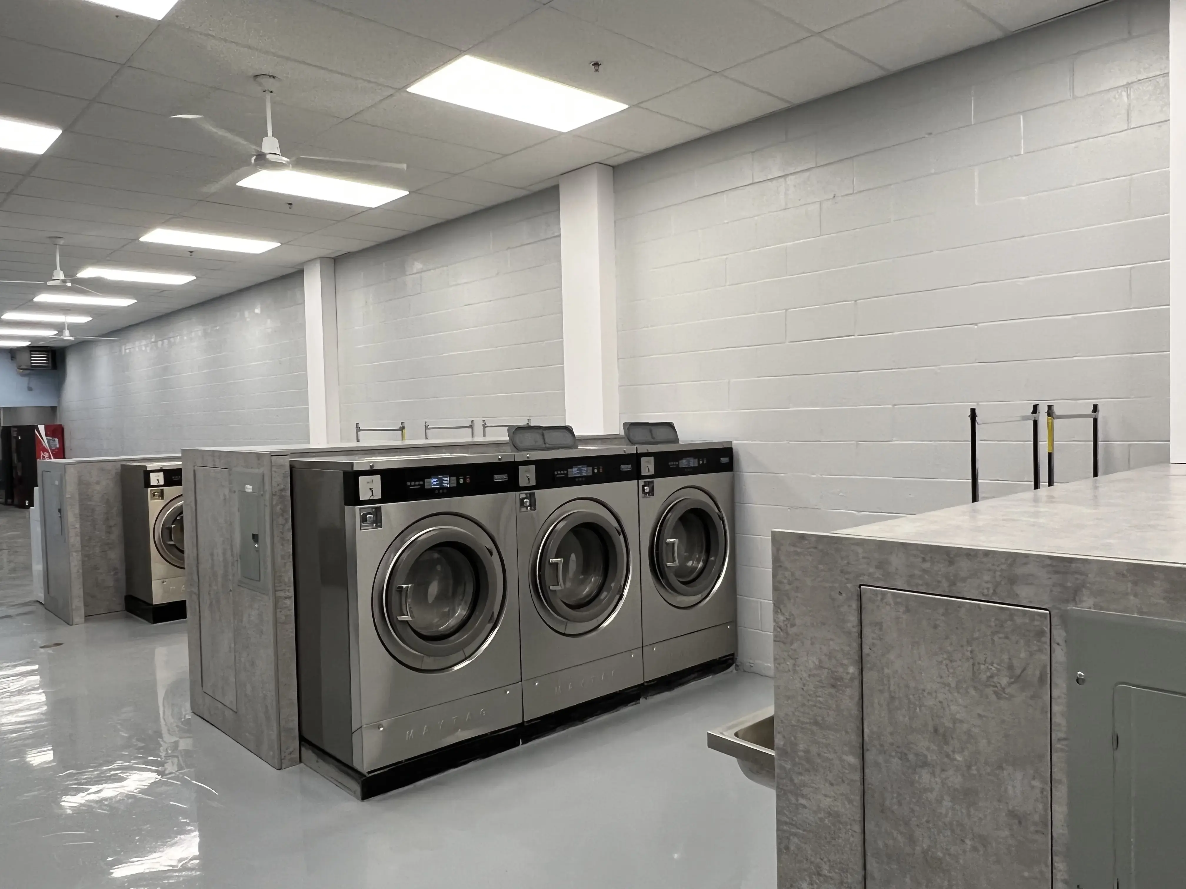 Neighborhood Plaza Laundromat thumbnail 9