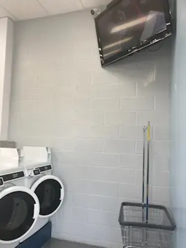 Neighborhood Plaza Laundromat - Image 5