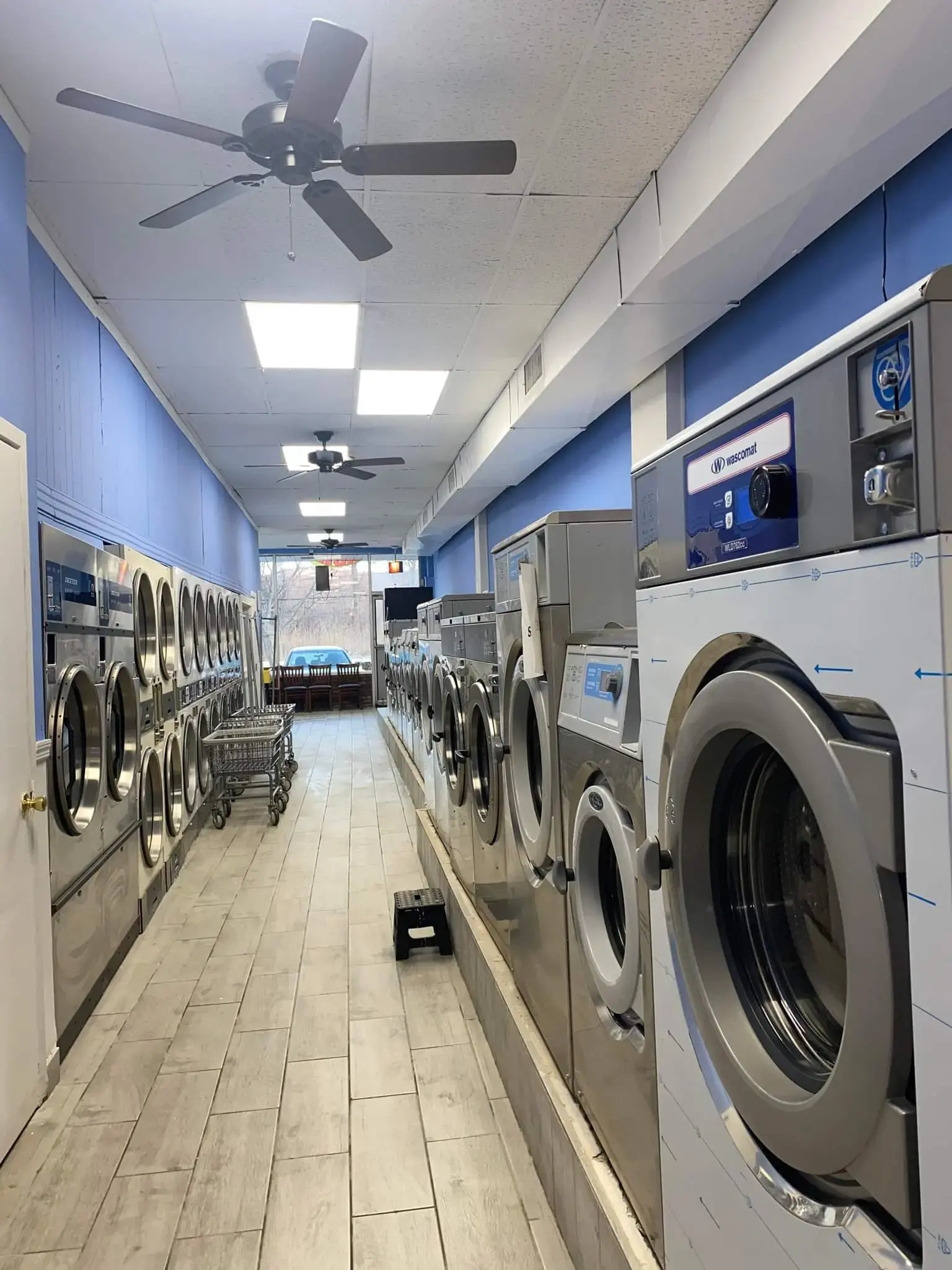 New Pomona Laundromat - Image 20