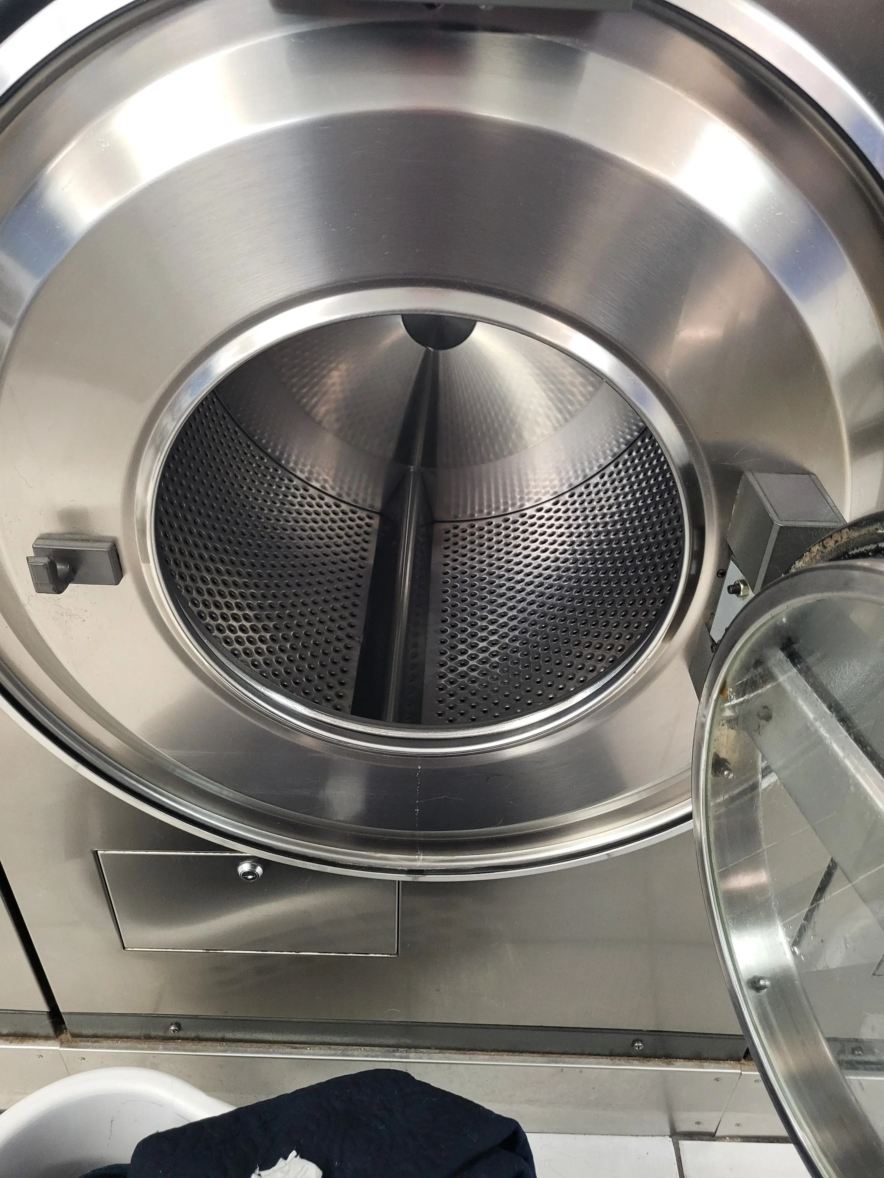 New Wave Laundromat thumbnail 8