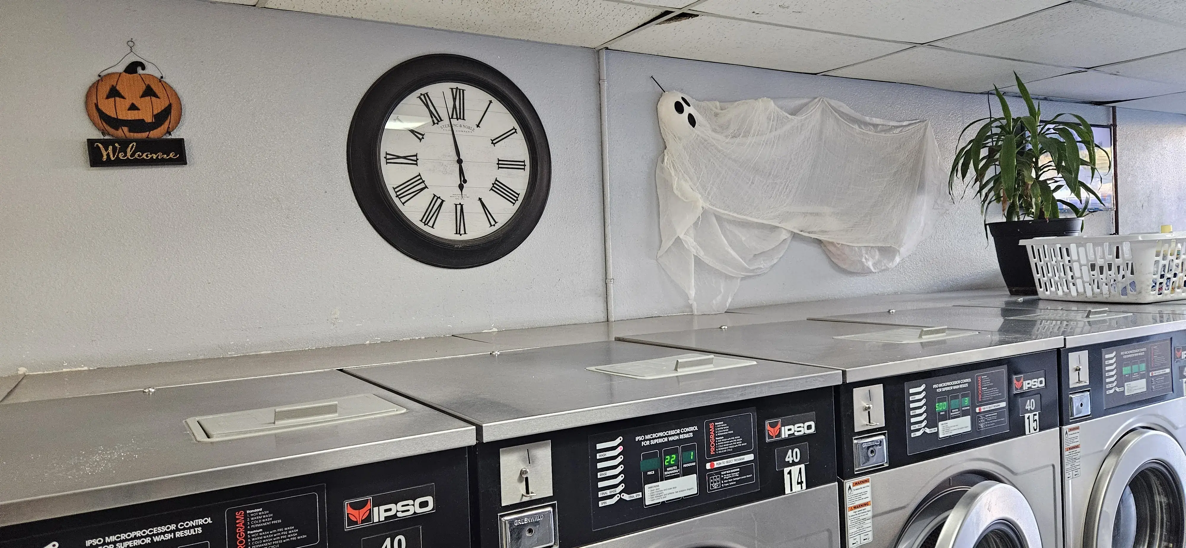 Newhall Coin Laundry - Image 13