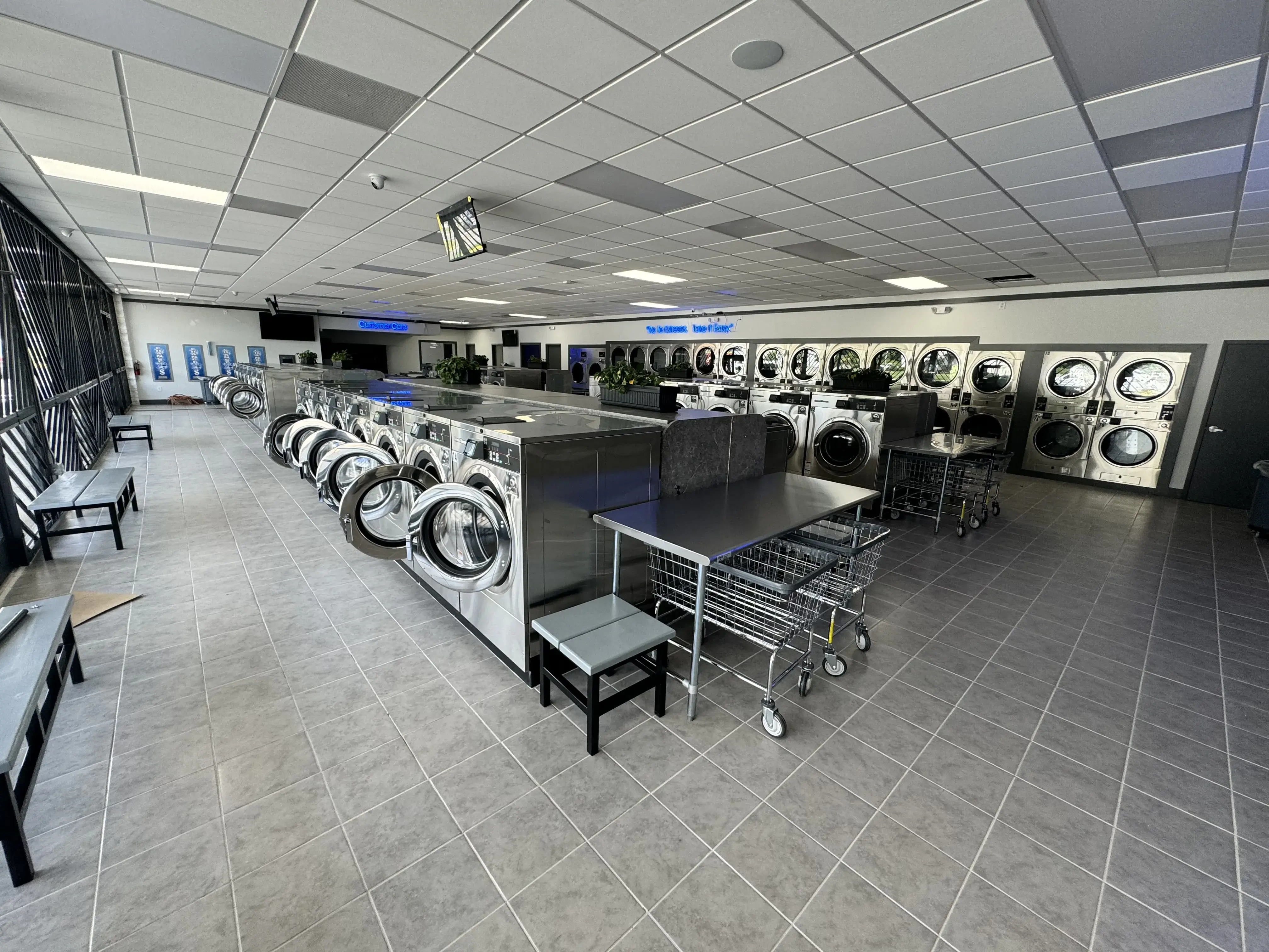 North Tryon Laundromat - Image 20
