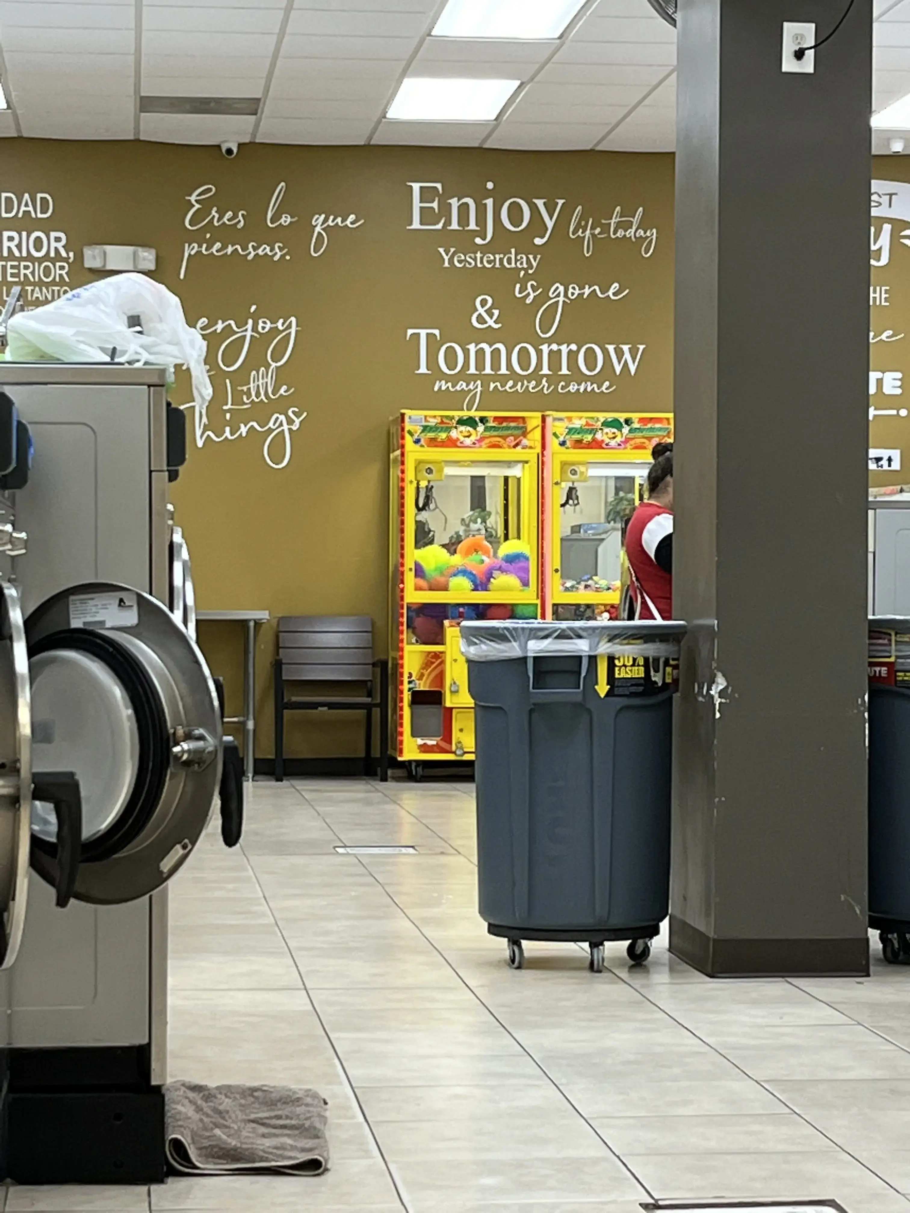 North Tryon Laundromat thumbnail 17