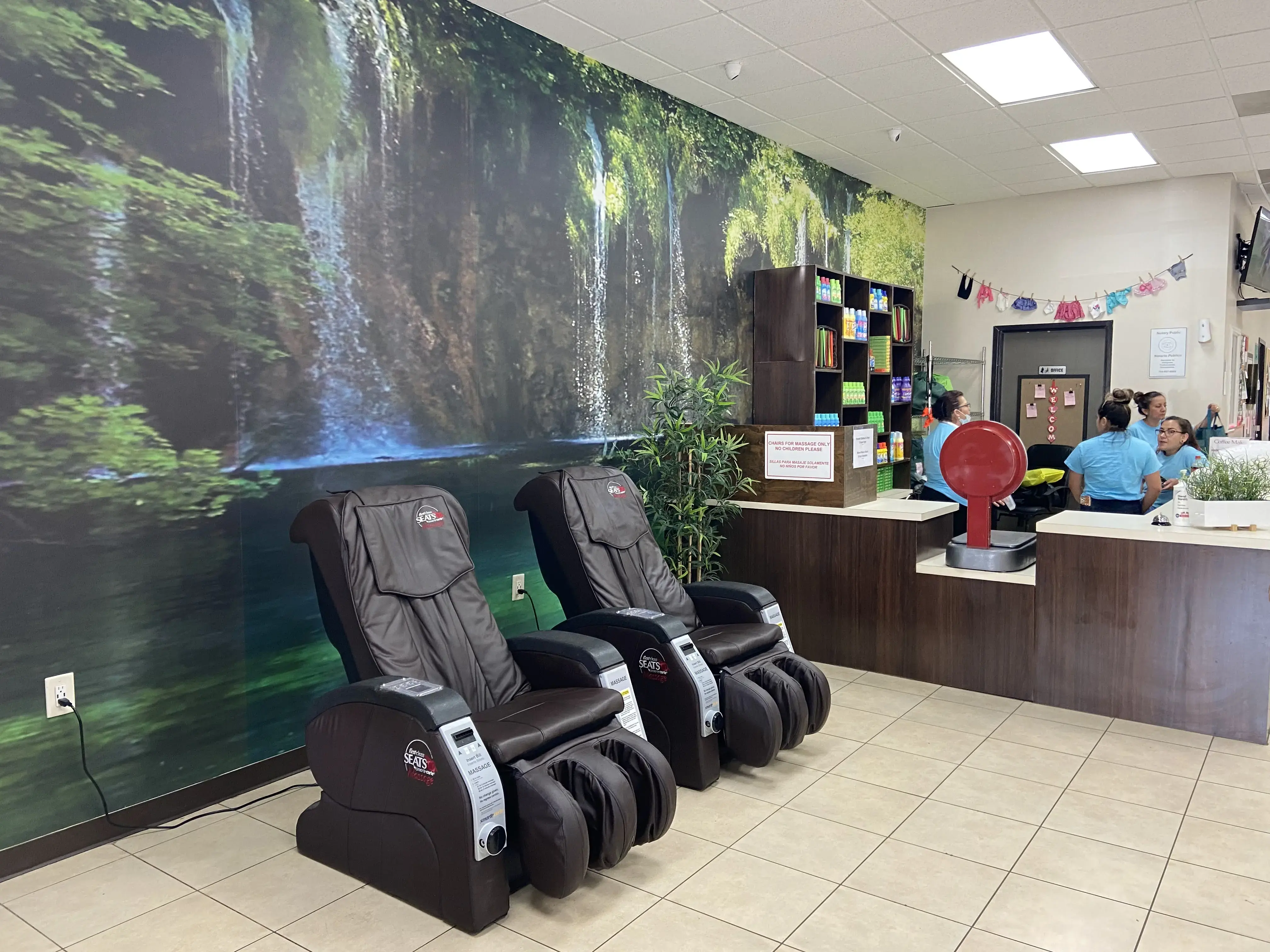 North Tryon Laundromat thumbnail 4