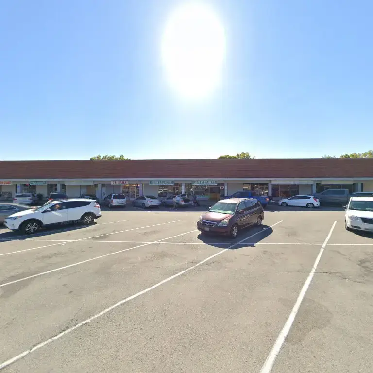 Novato Square Coin Laundry - Image 6