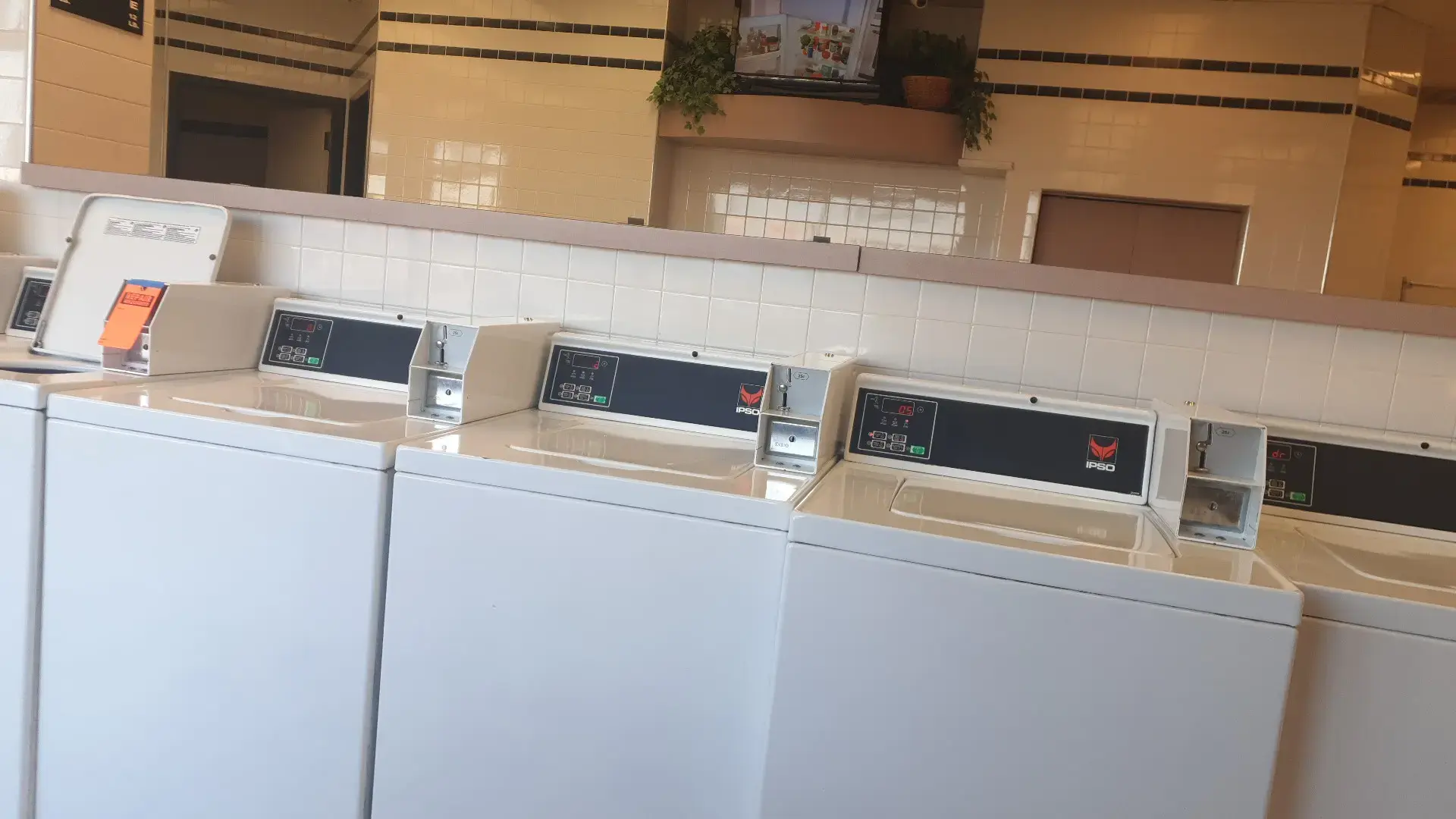 Oak Lawn Laundromat - Image 13