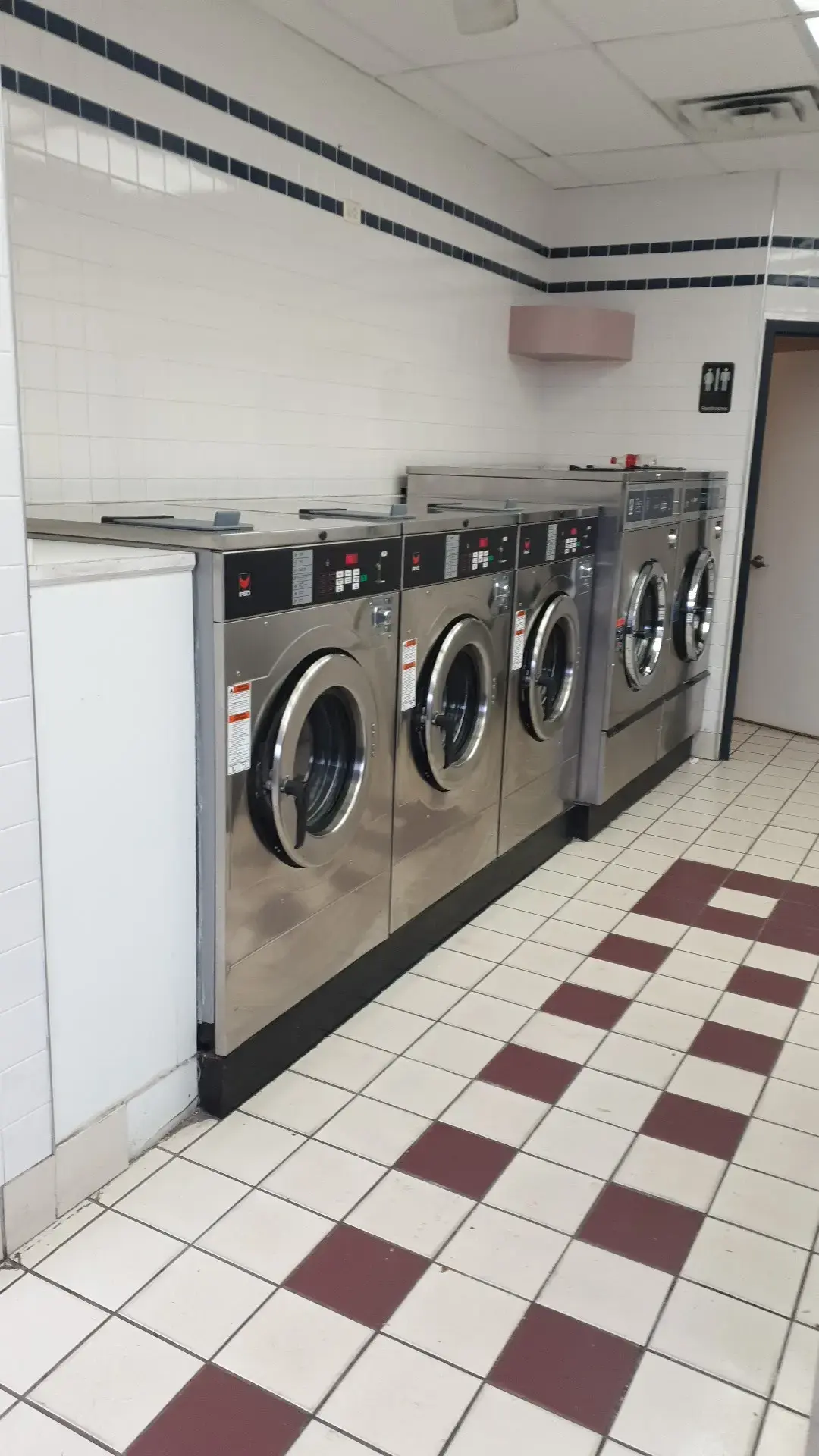 Oak Lawn Laundromat - Image 19