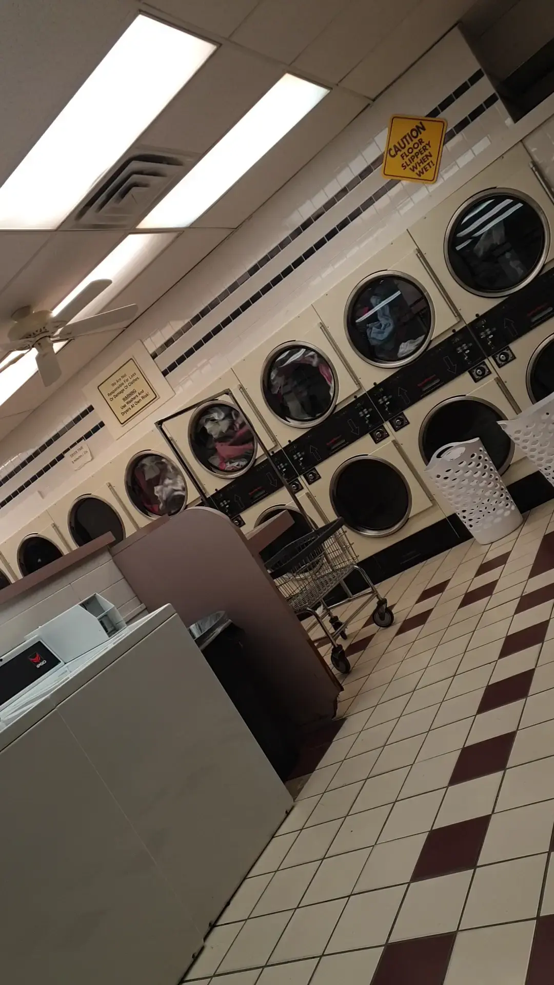 Oak Lawn Laundromat - Image 9