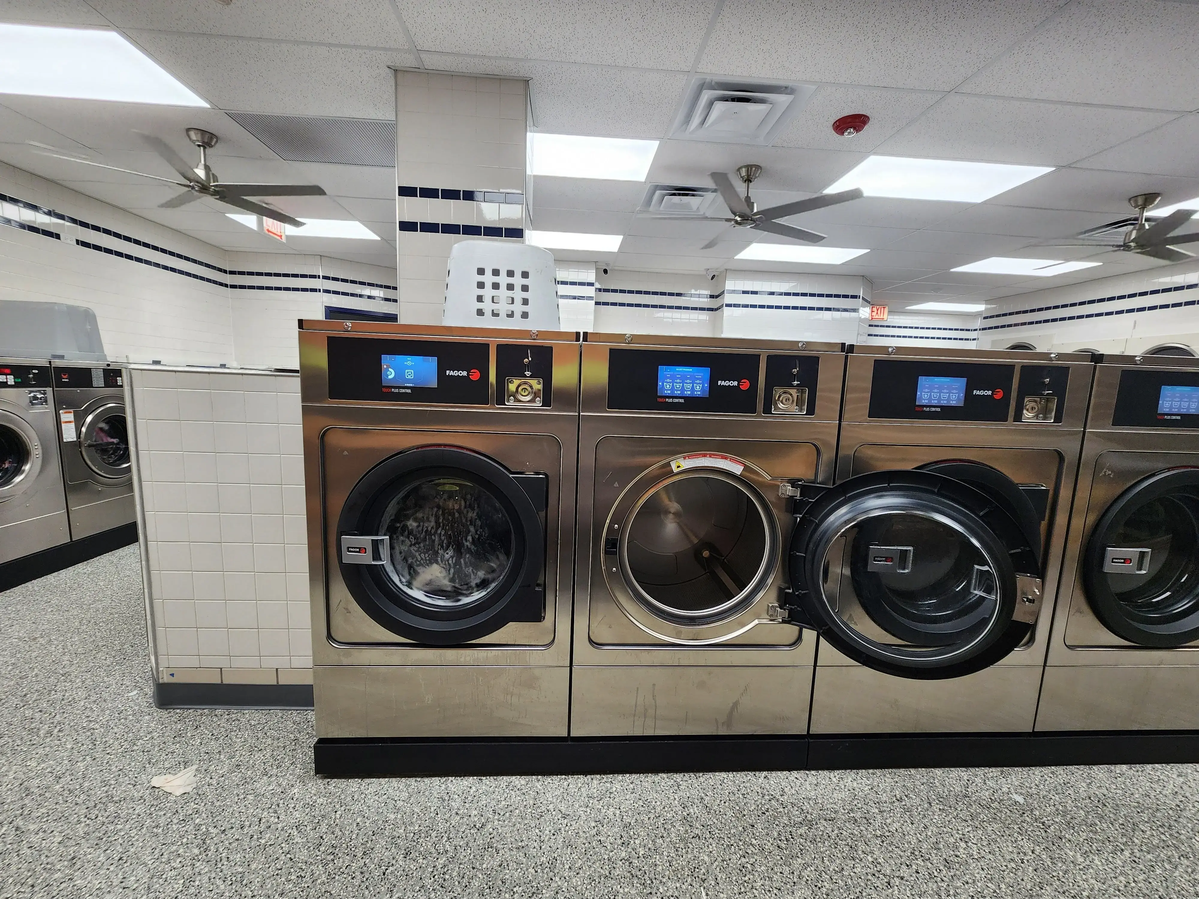 Oak Lawn Laundromat - Image 16