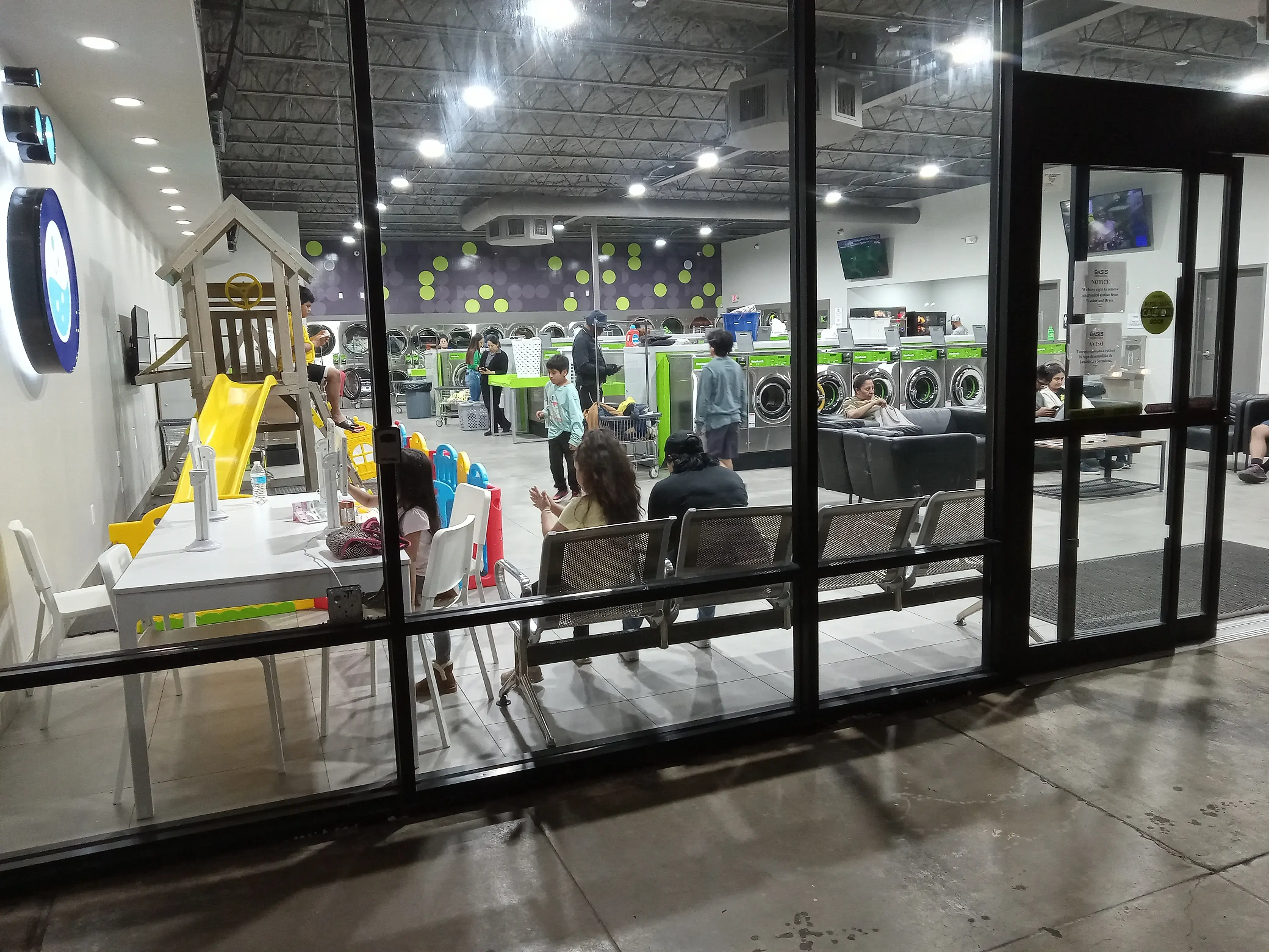 Oasis Washateria Post Oak thumbnail 9