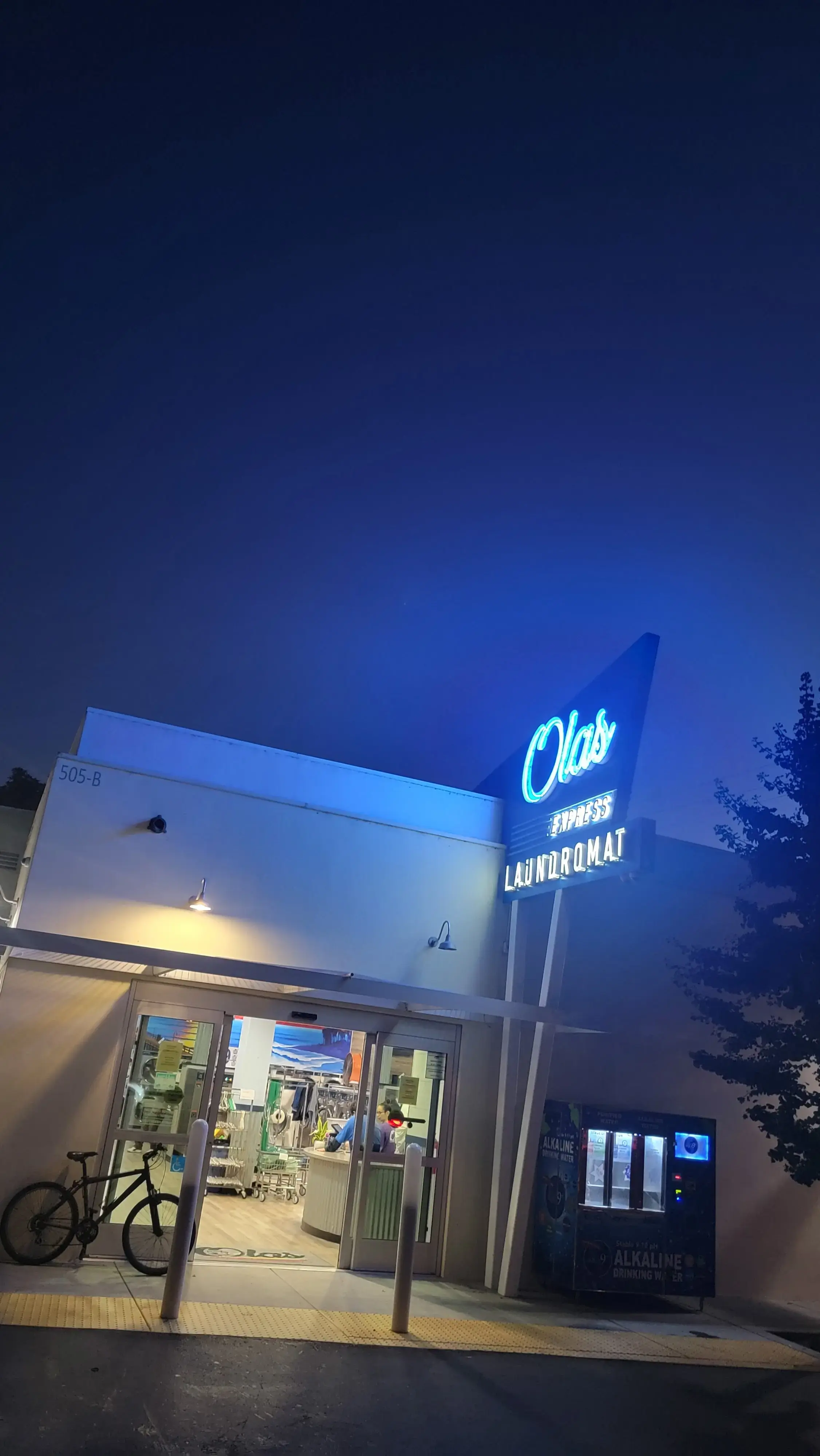 Olas Express Laundromat & Wash and Fold - Image 19