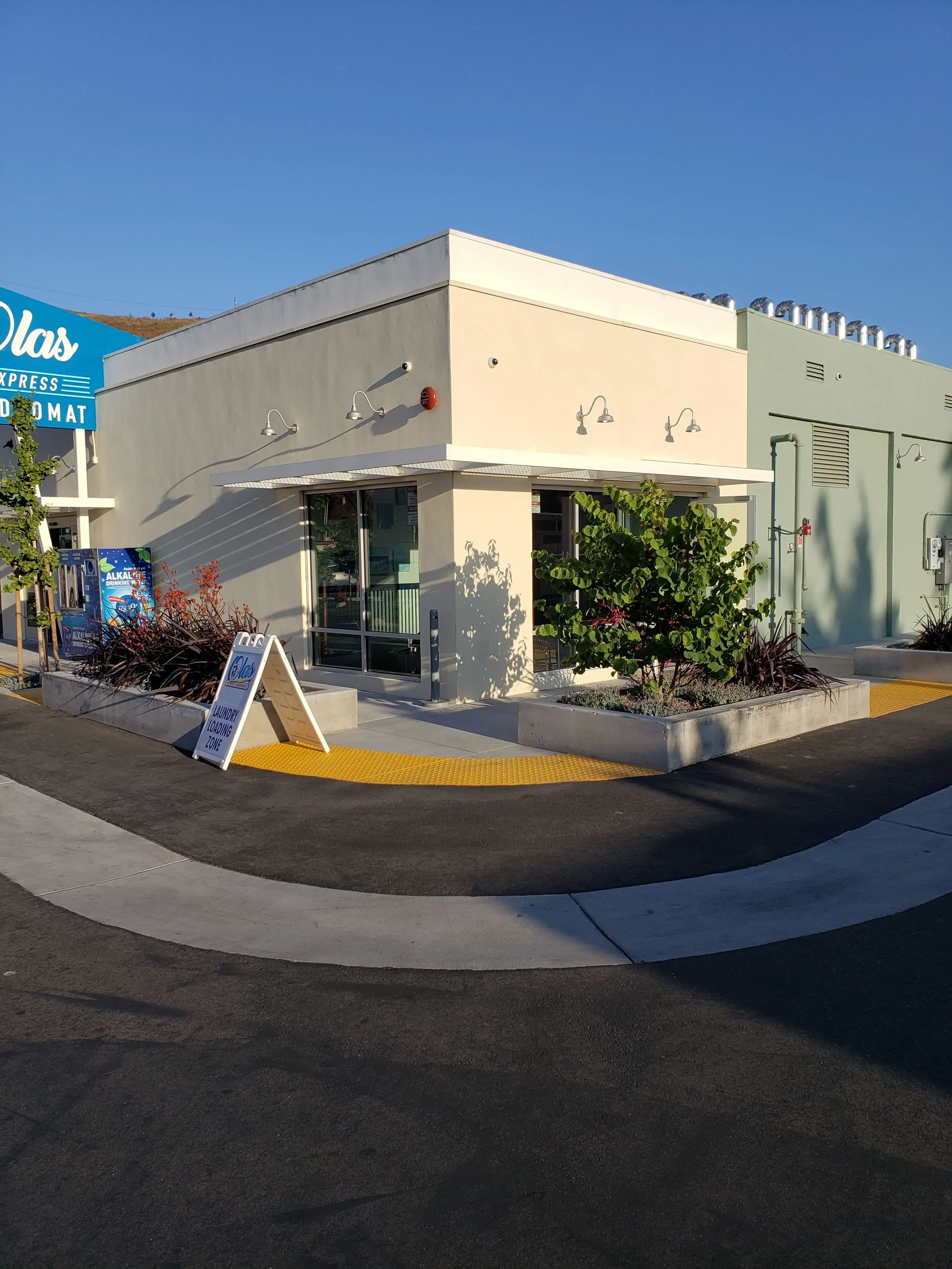 Olas Express Laundromat & Wash and Fold thumbnail 17