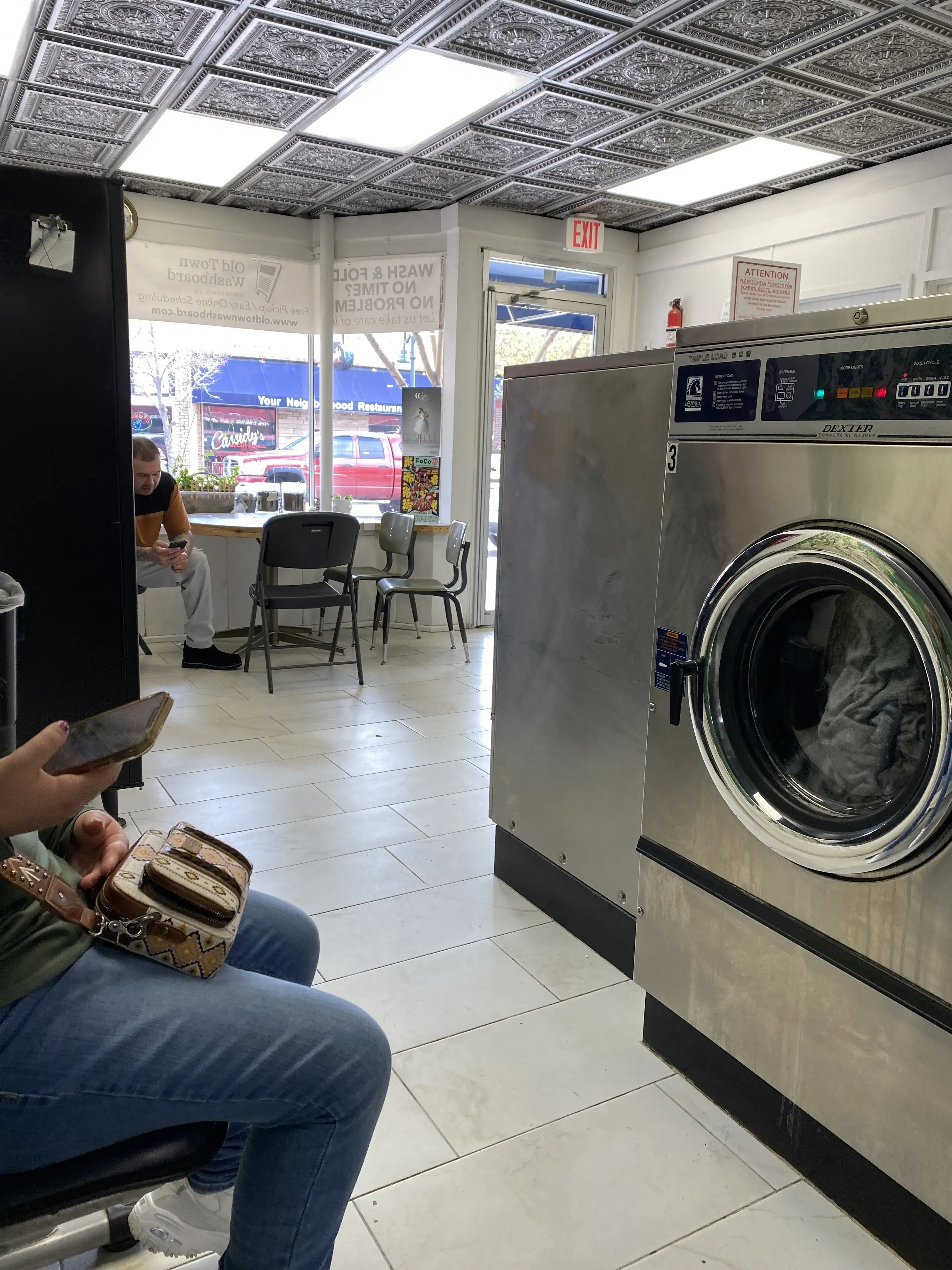 Old Town Washboard Laundromat and Wash and Fold - Image 2