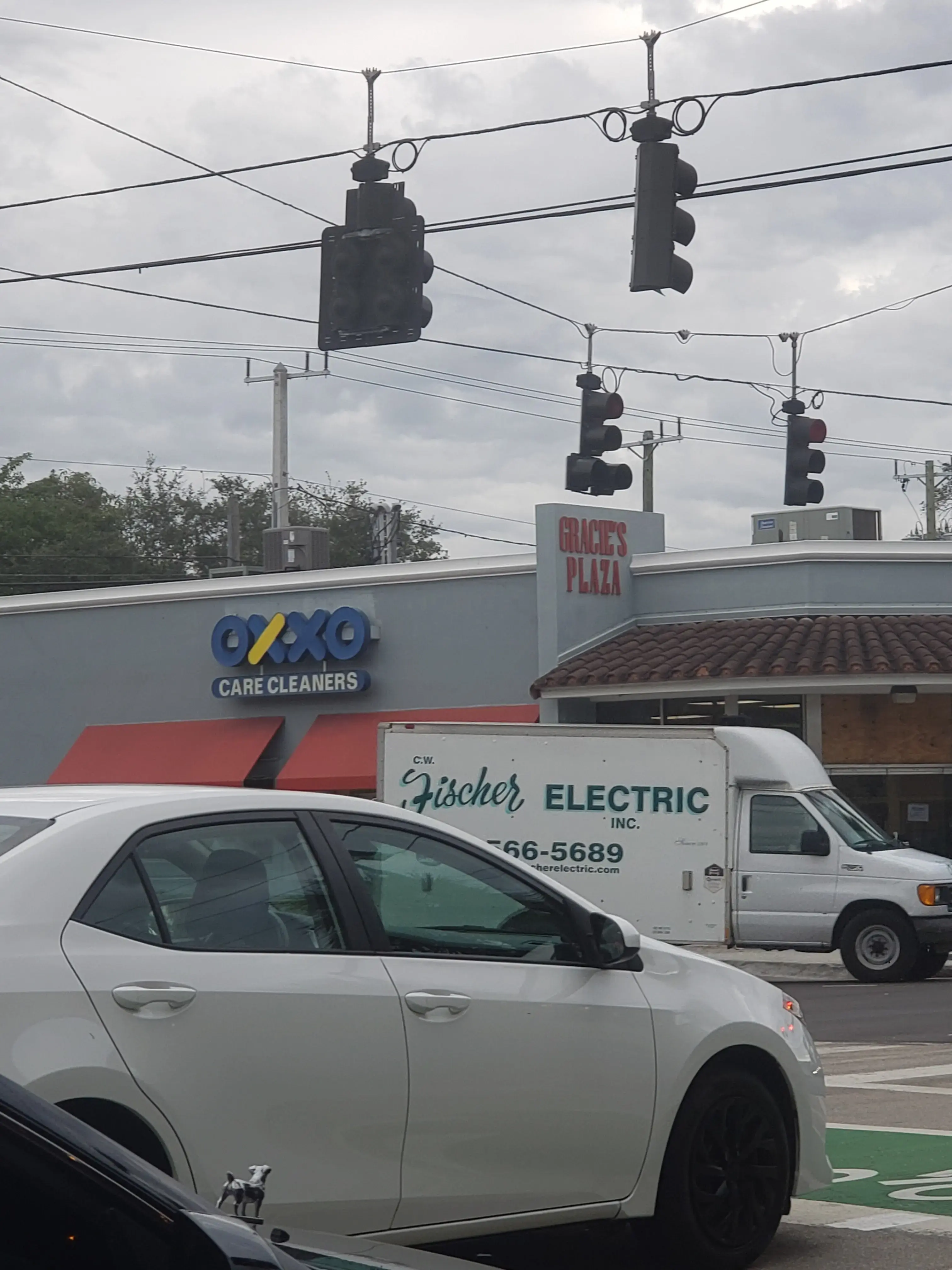 OXXO Cleaners that Care - Las Olas - Image 6