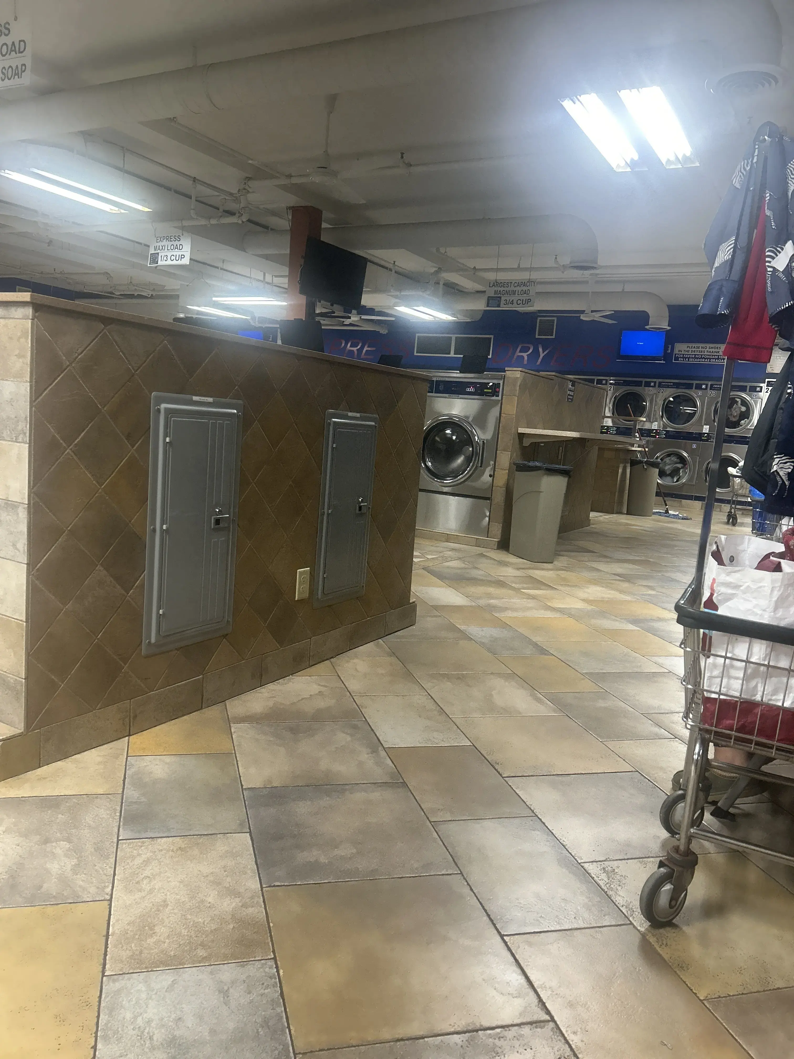 Palace Laundromat thumbnail 13