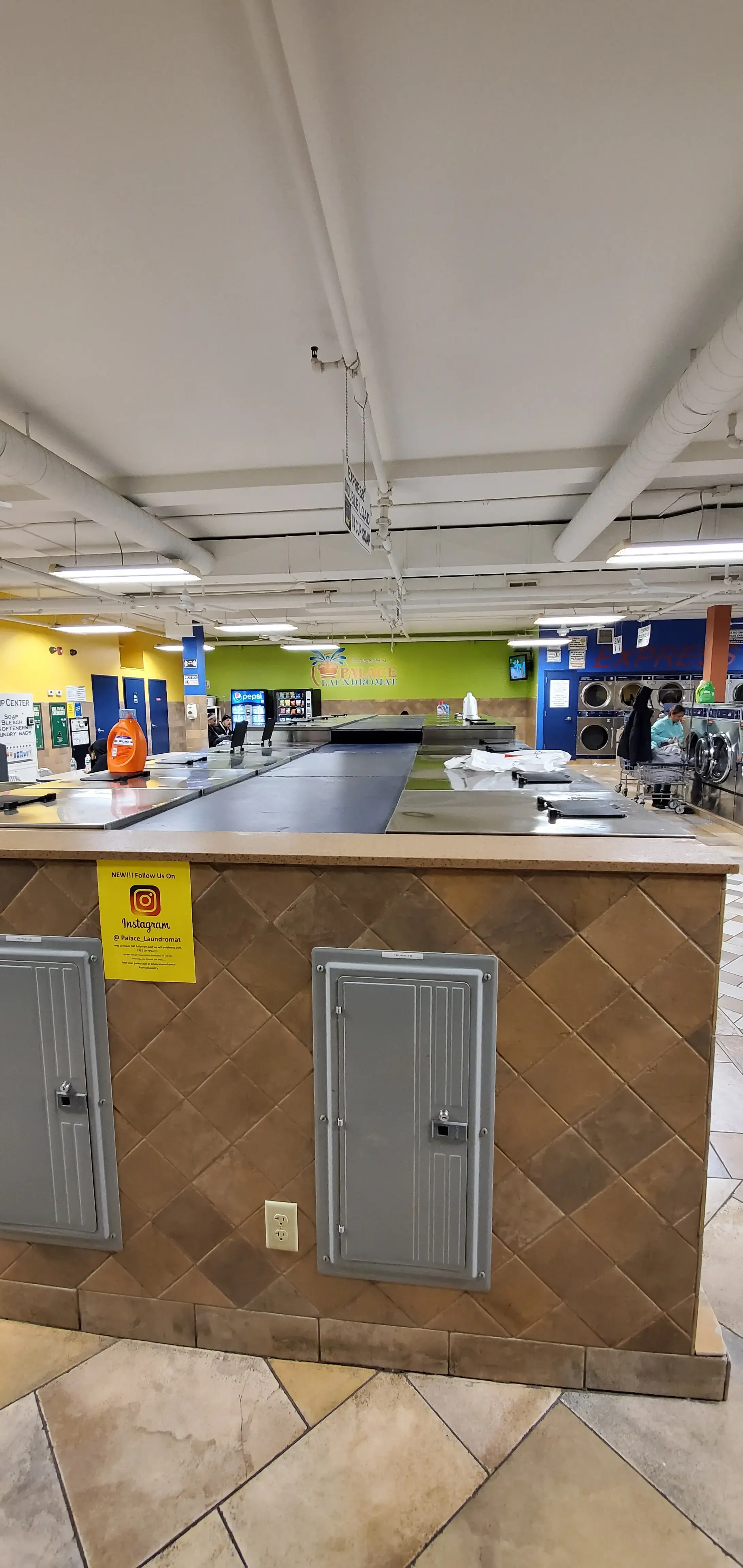 Palace Laundromat - Image 16