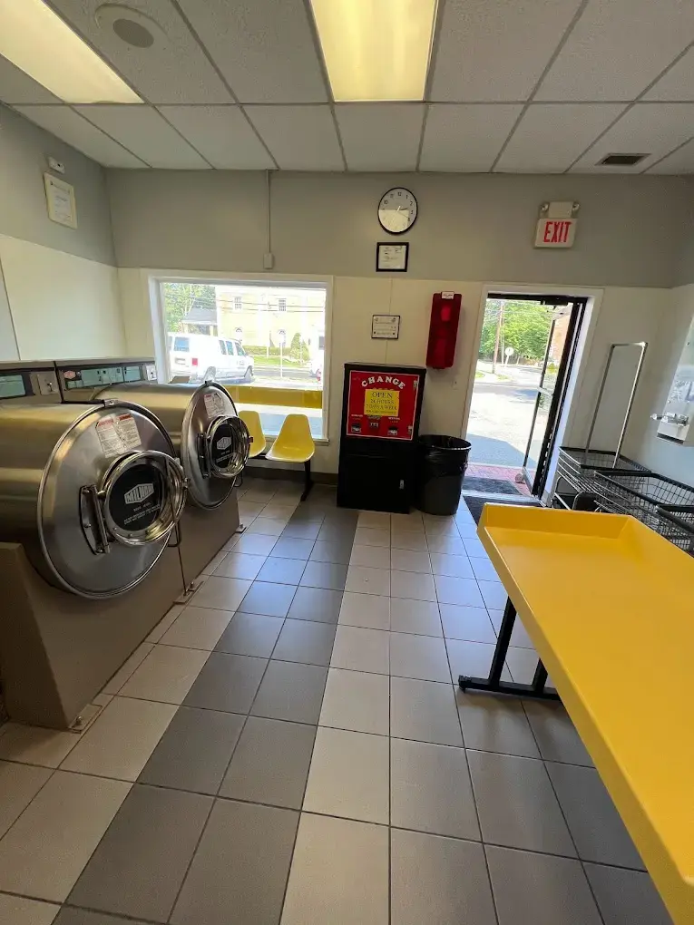 Park Laundromat - Image 20