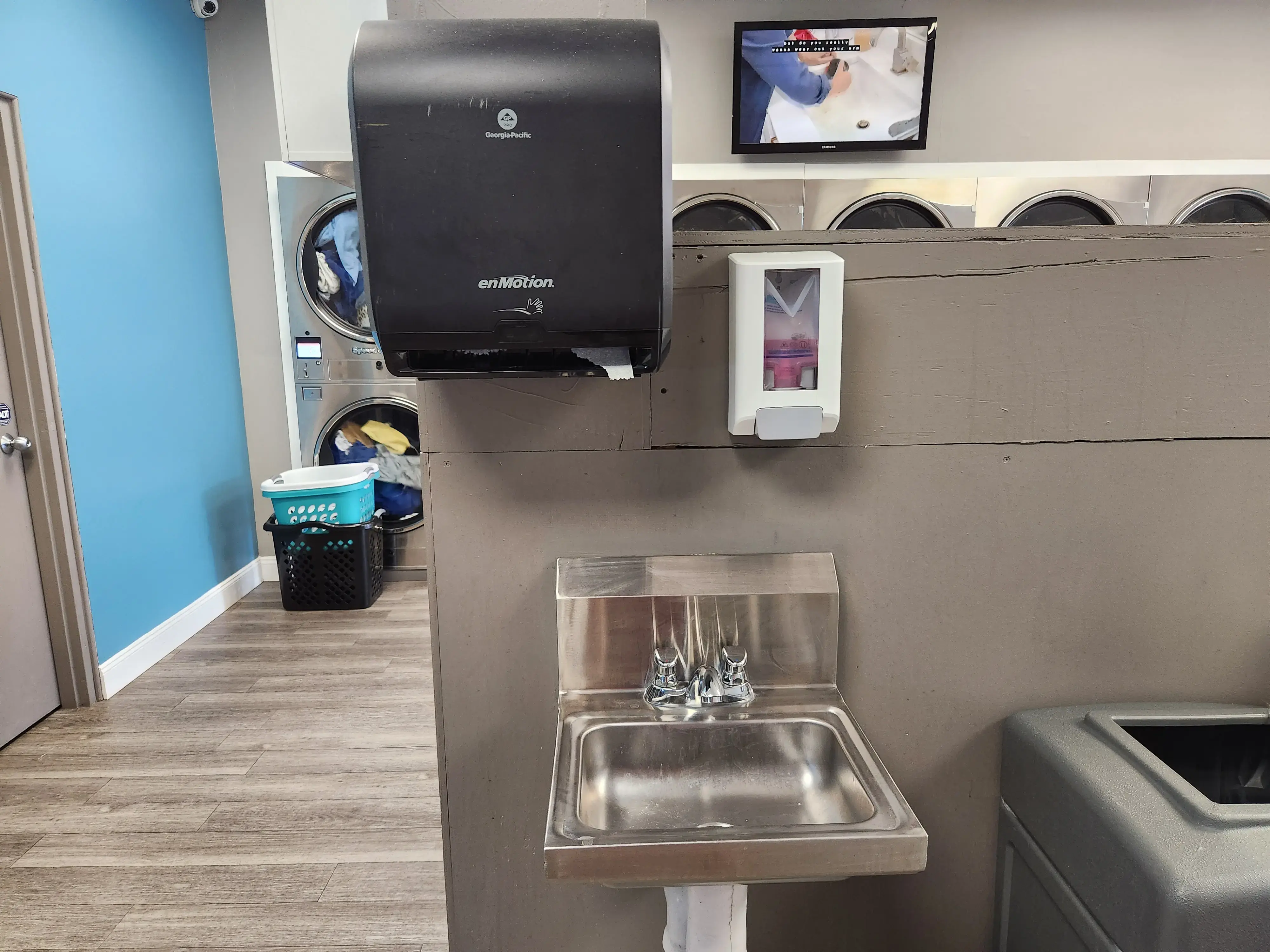 Payne Ave Laundromat thumbnail 9