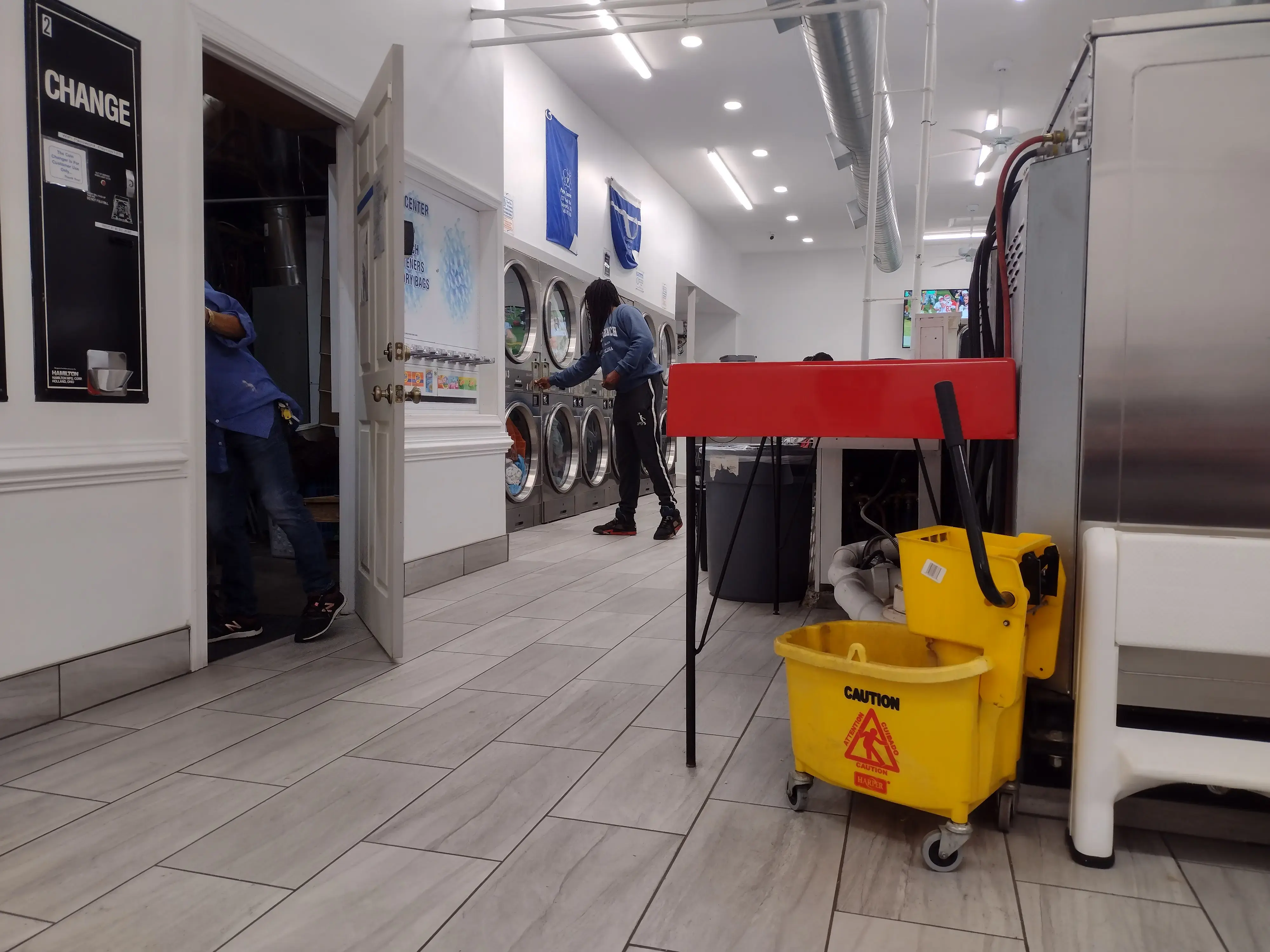Payne's Laundromat - Image 20