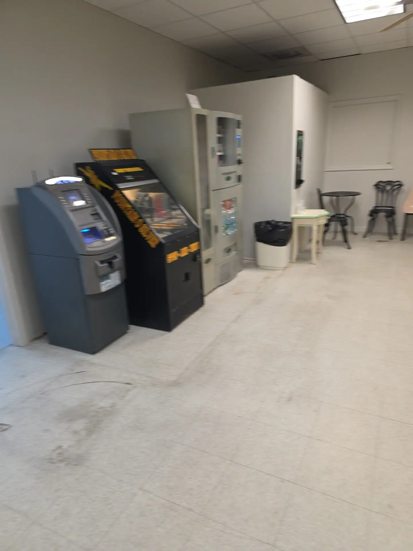 Pelican Laundromat - Image 14