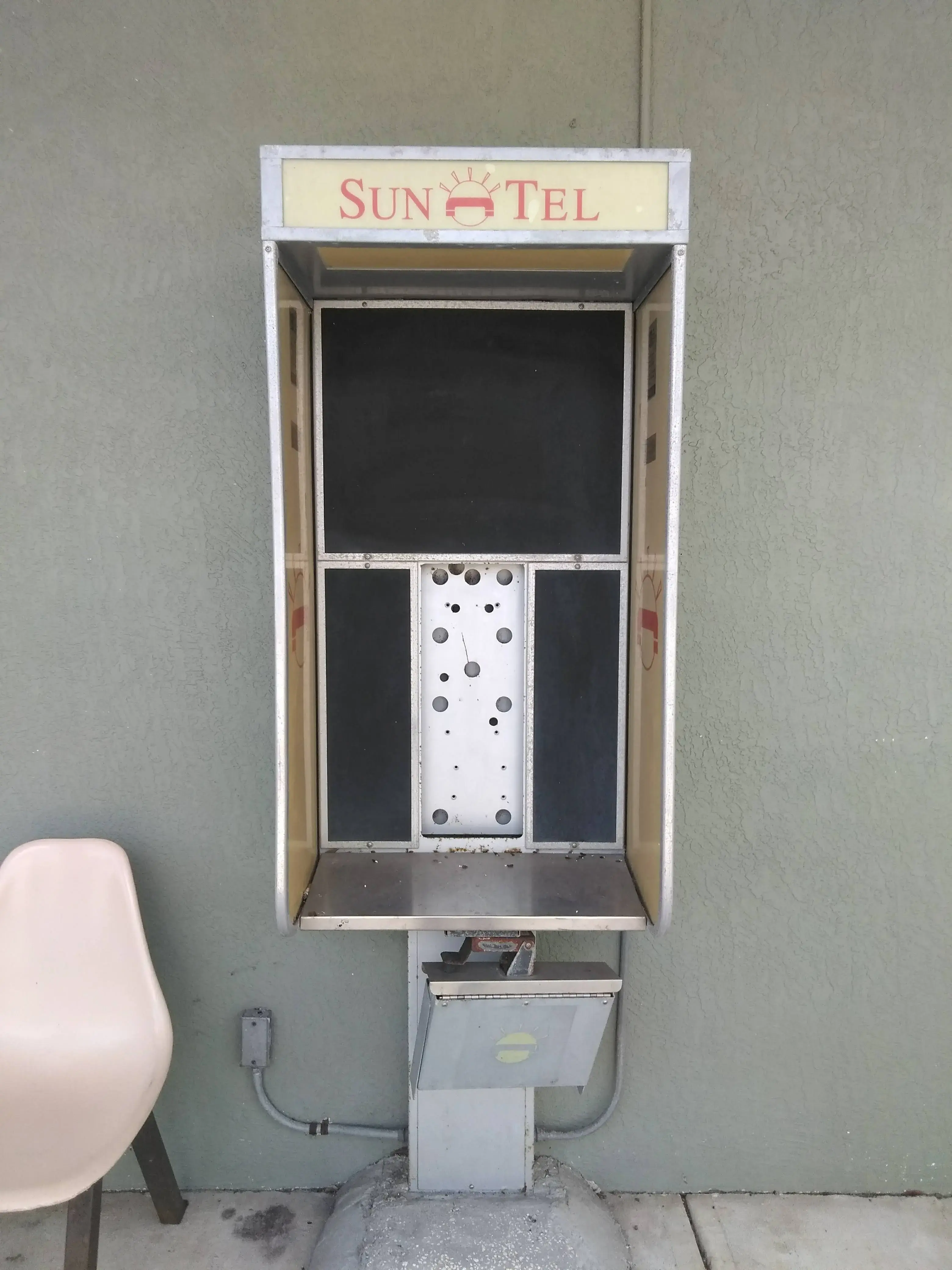 Pelican Laundromat - Image 11