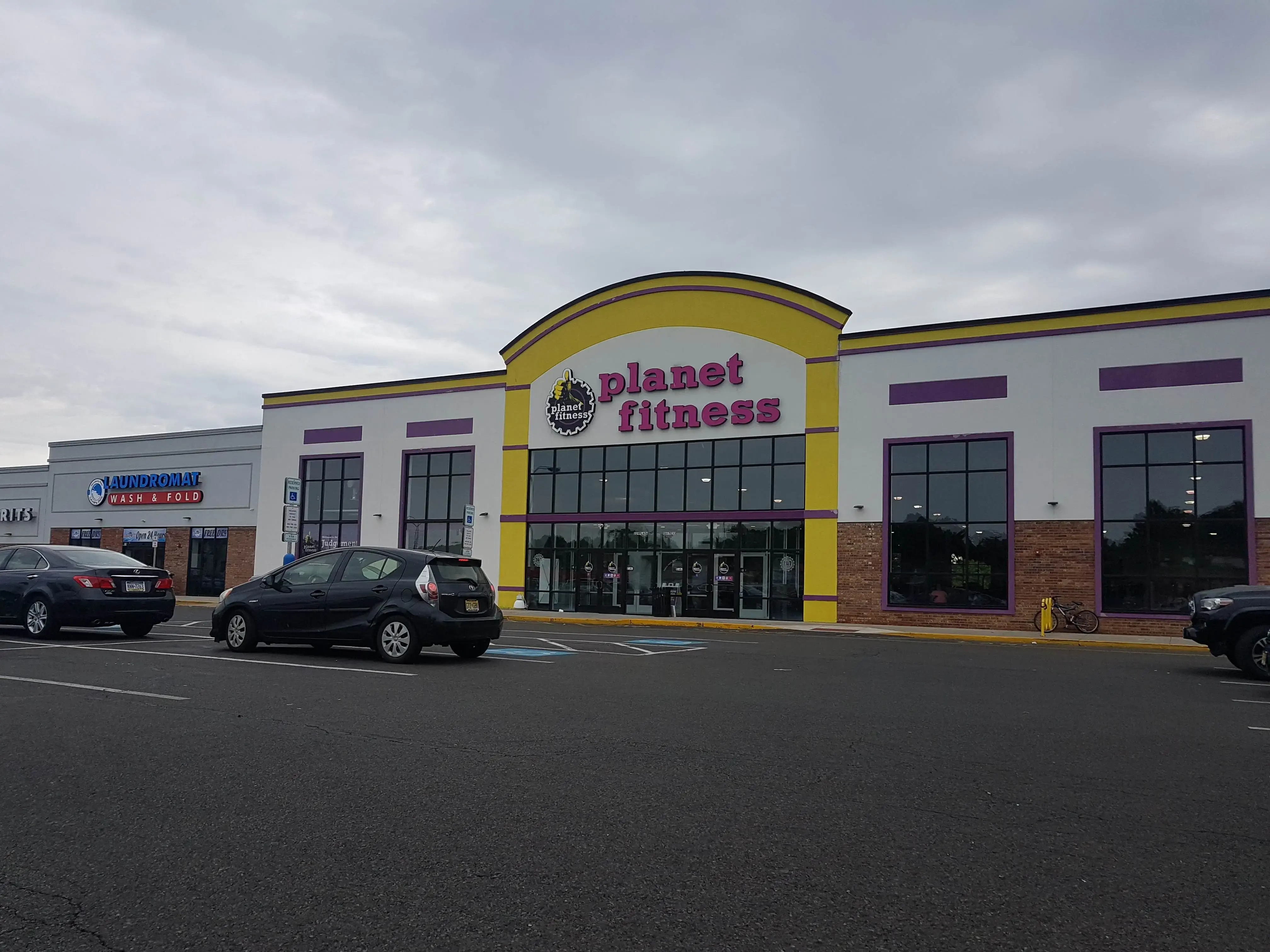 Pennsbury Plaza Laundry Zone - Image 6