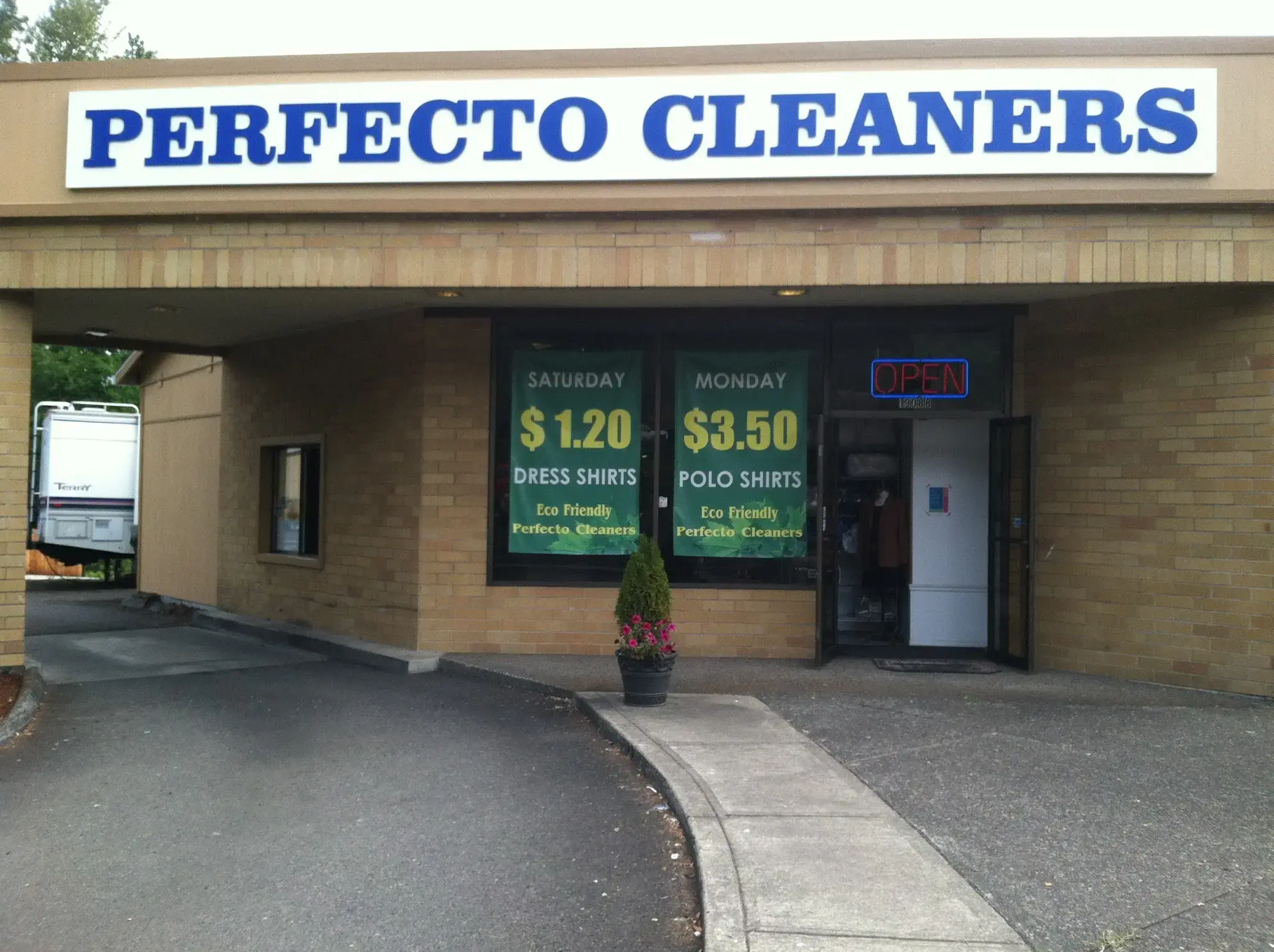 Perfecto Dry Cleaners thumbnail 2