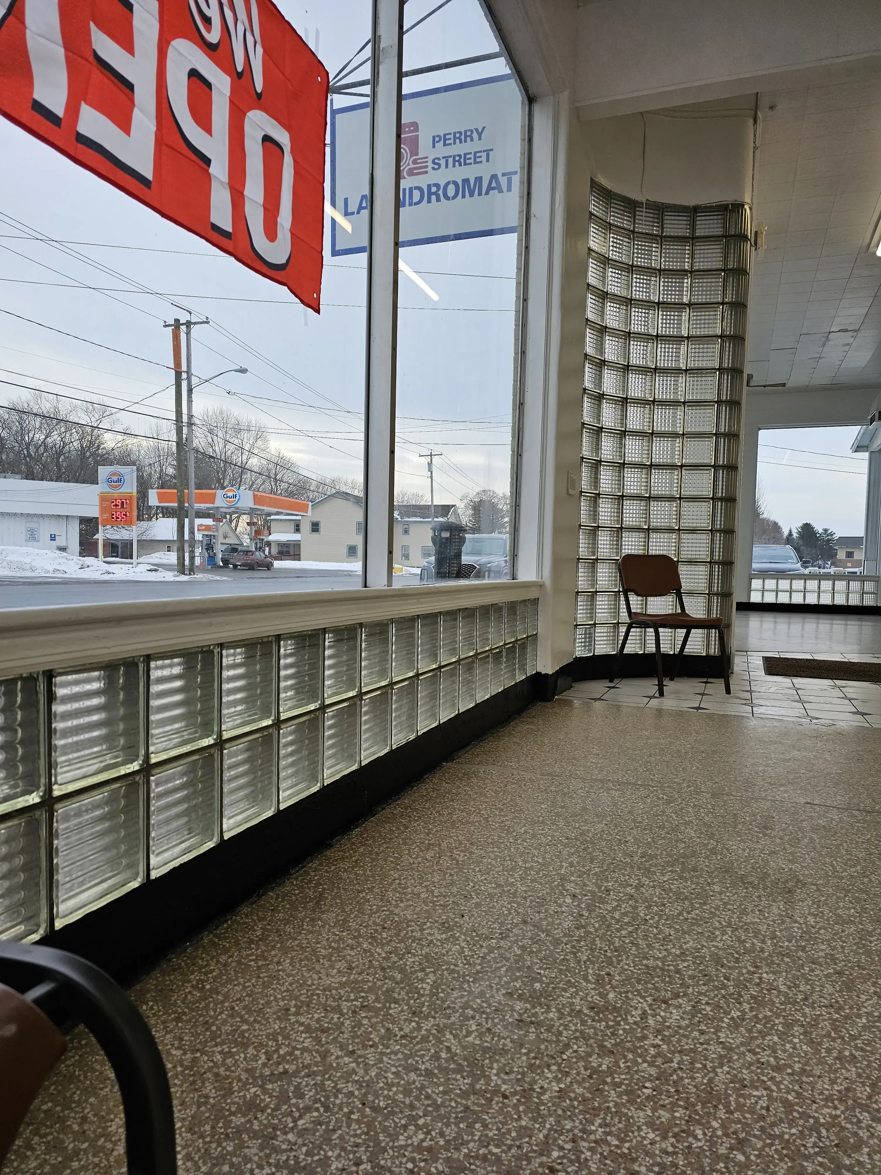 Perry Street Laundromat thumbnail 9