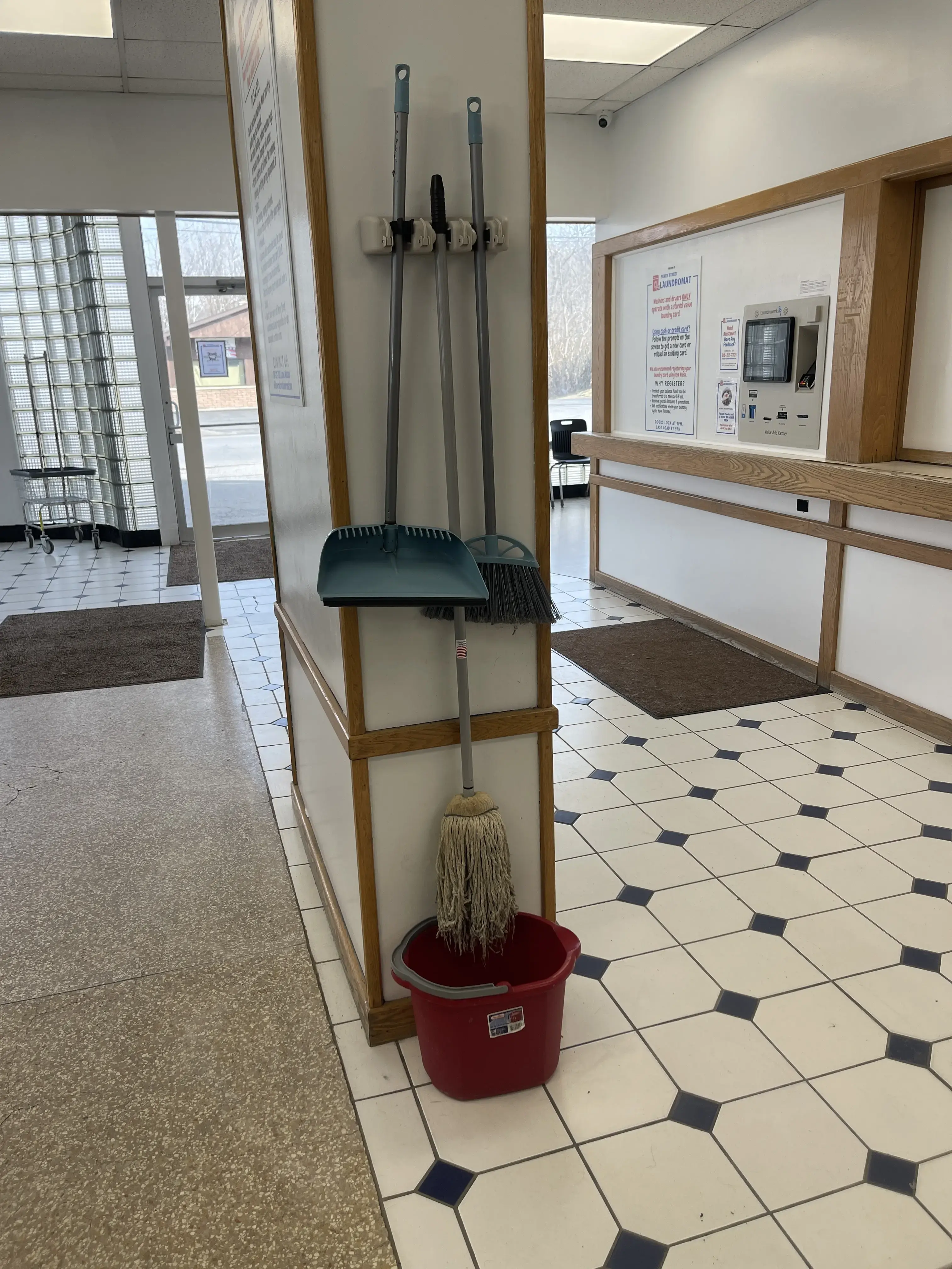 Perry Street Laundromat - Image 10