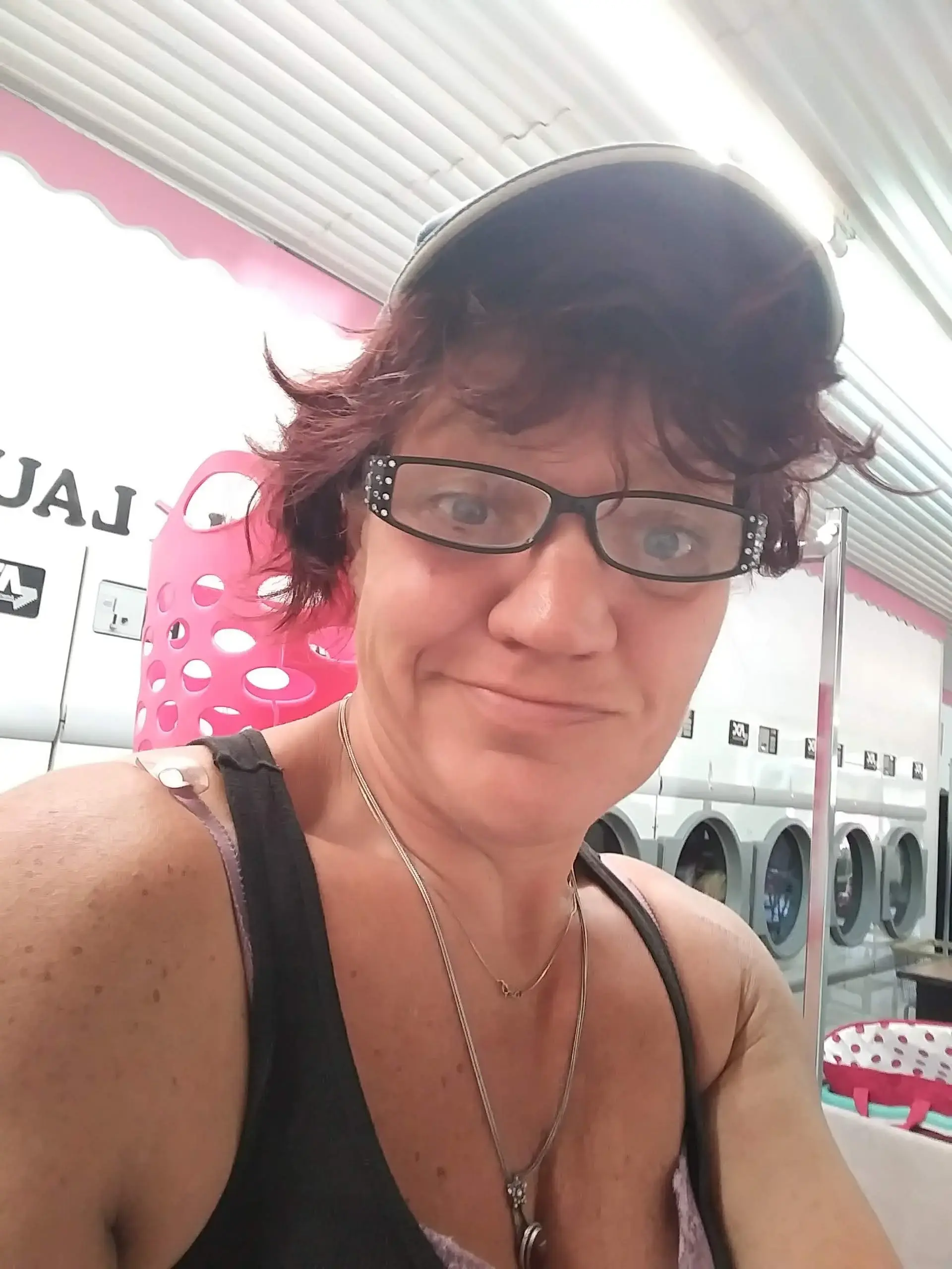 Pink Front Laundromat and Drop Off Laundry Service - Image 16