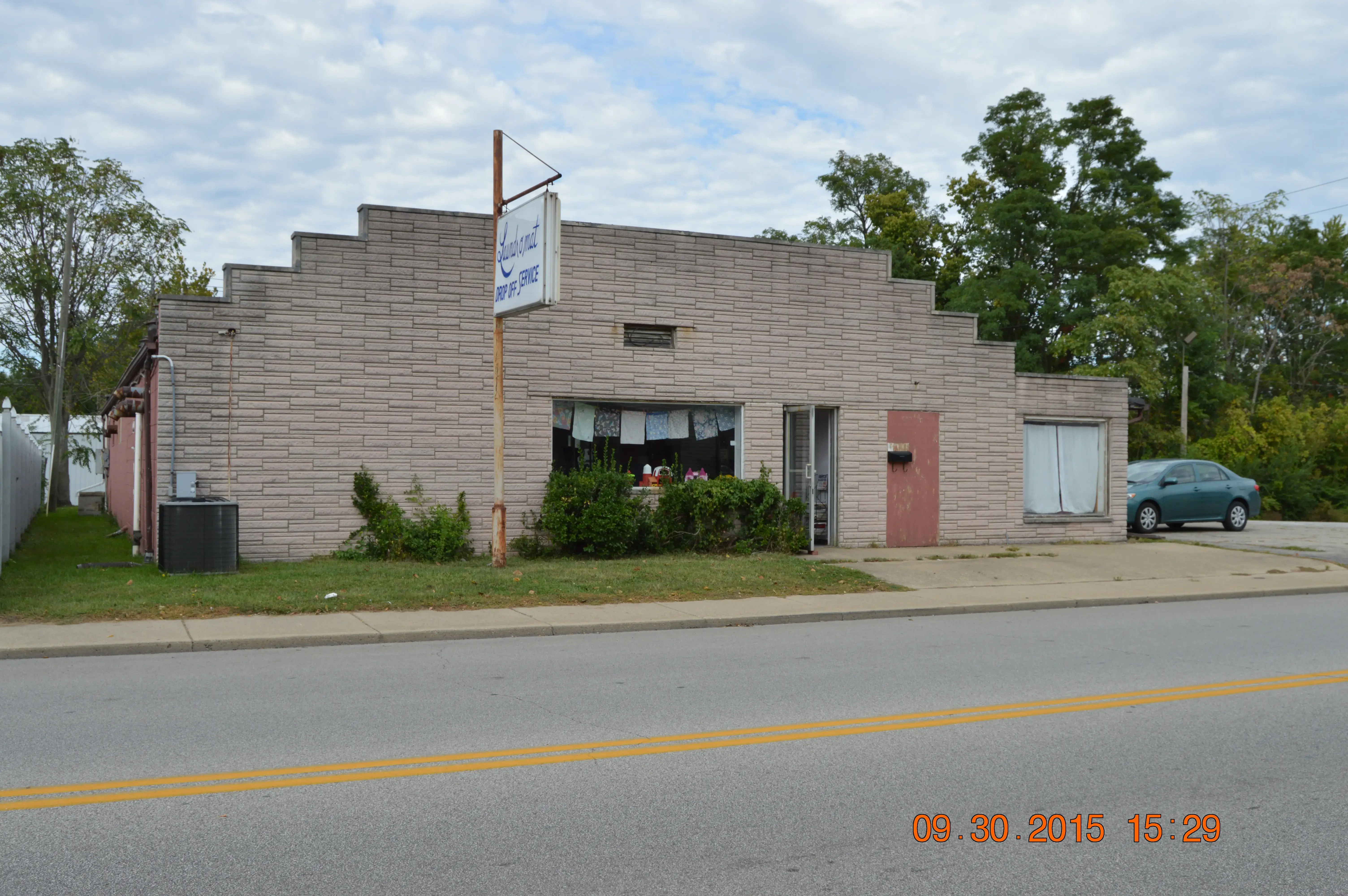 Pink Front Laundromat and Drop Off Laundry Service - Image 13