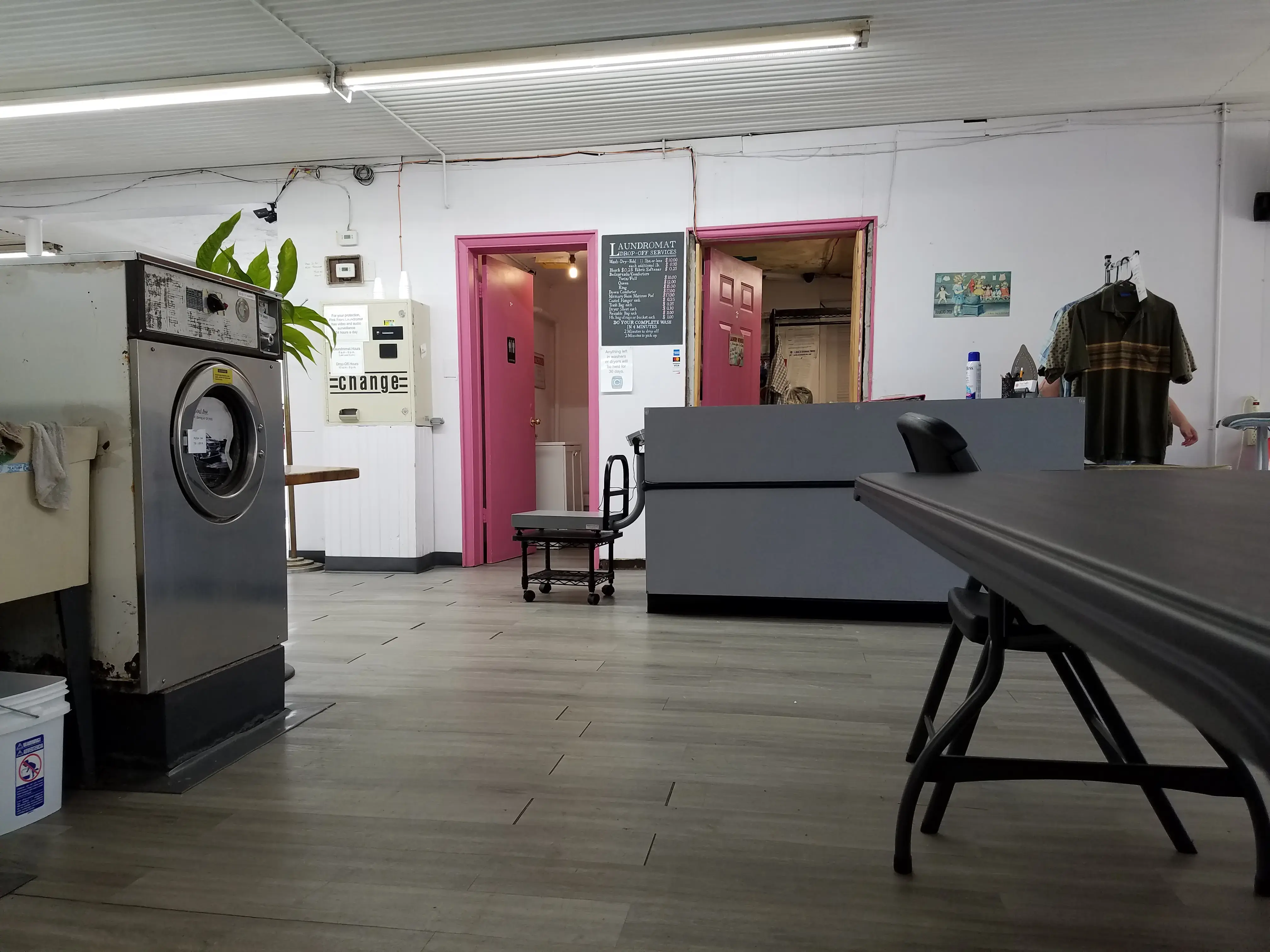 Pink Front Laundromat and Drop Off Laundry Service thumbnail 4