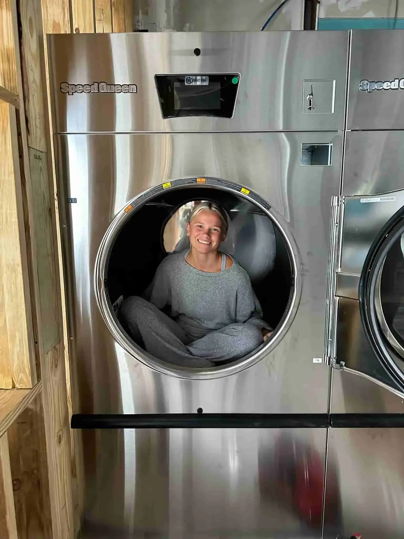 Plane Sudz Laundromat - Image 19