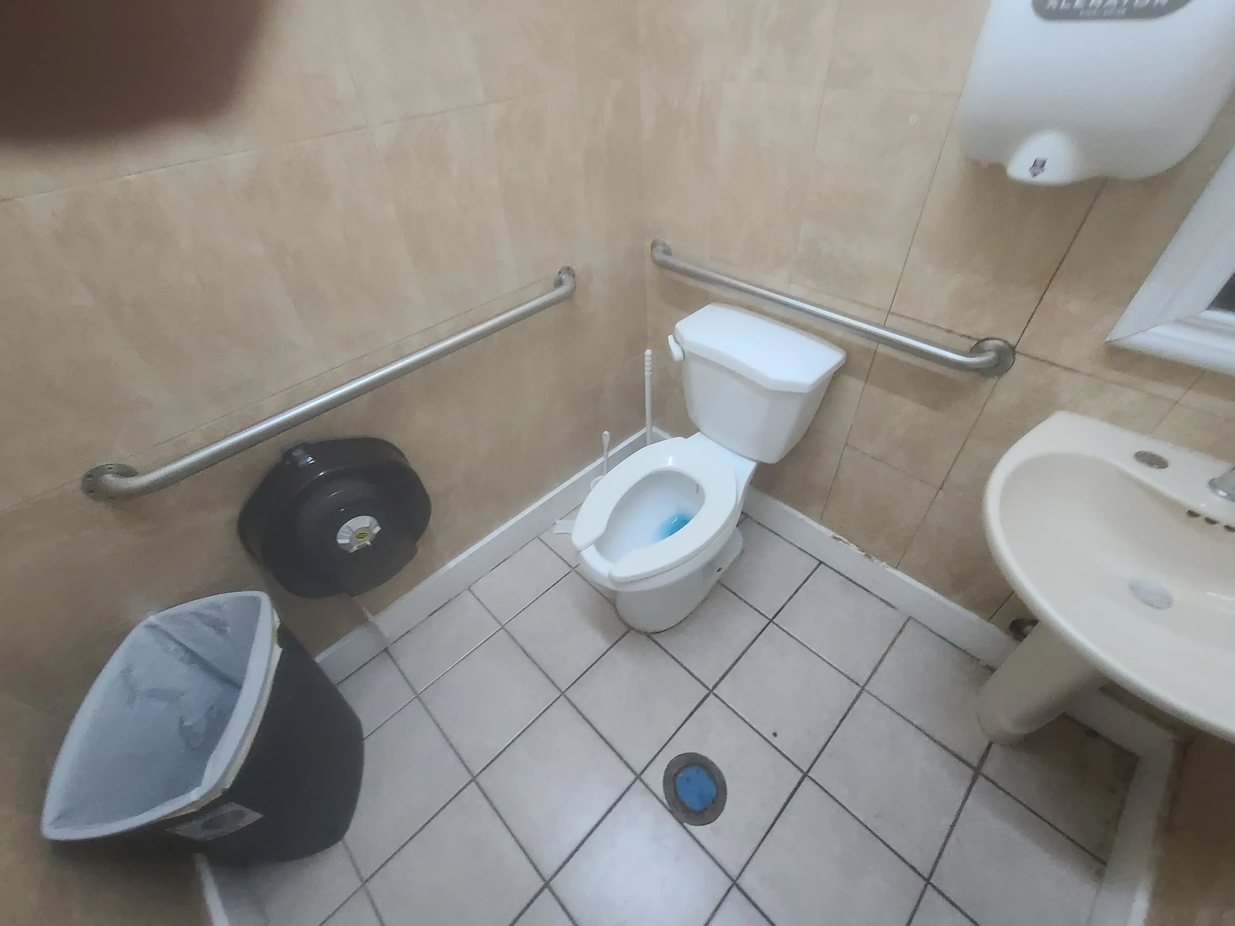 Planet Wash Laundry - Hallandale - Image 11