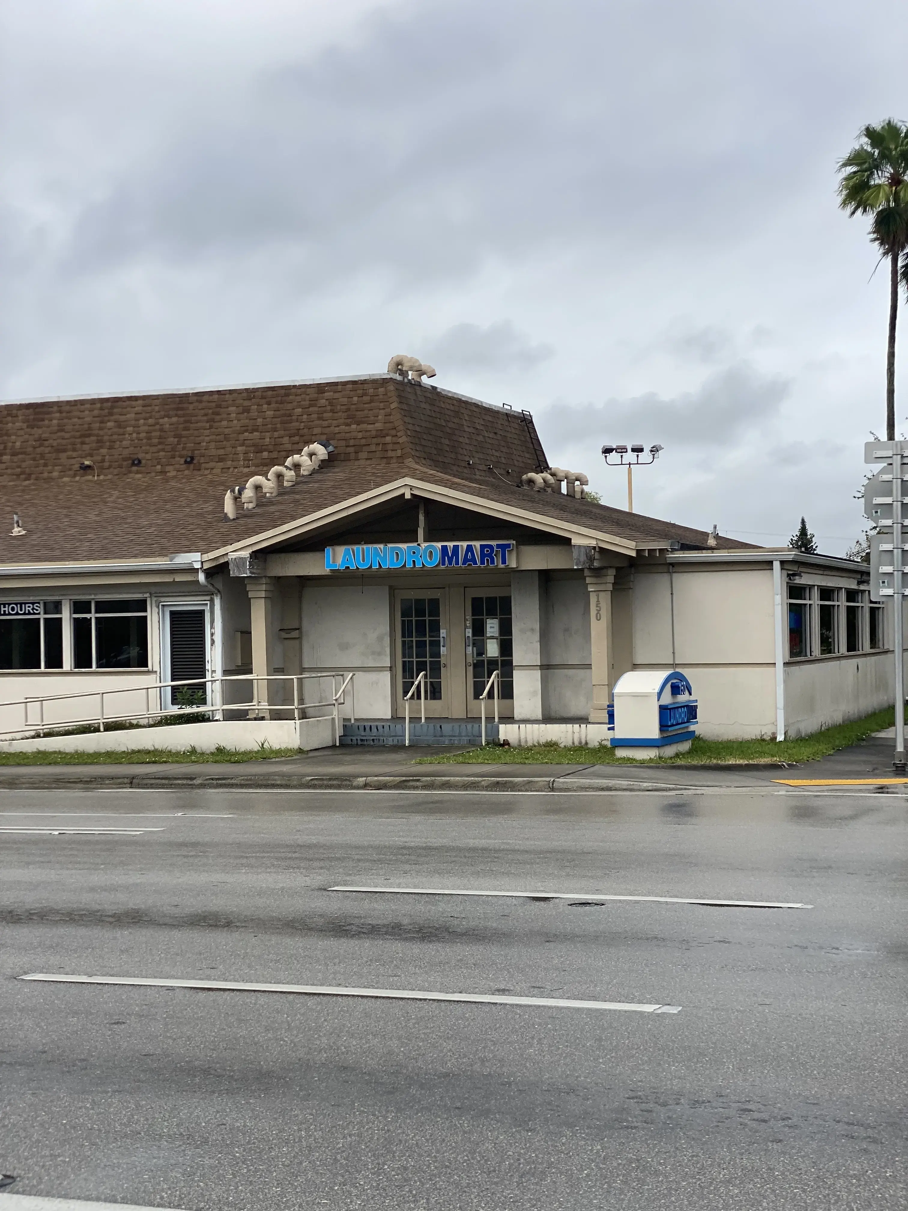 Planet Wash Laundry - Hollywood - Image 9