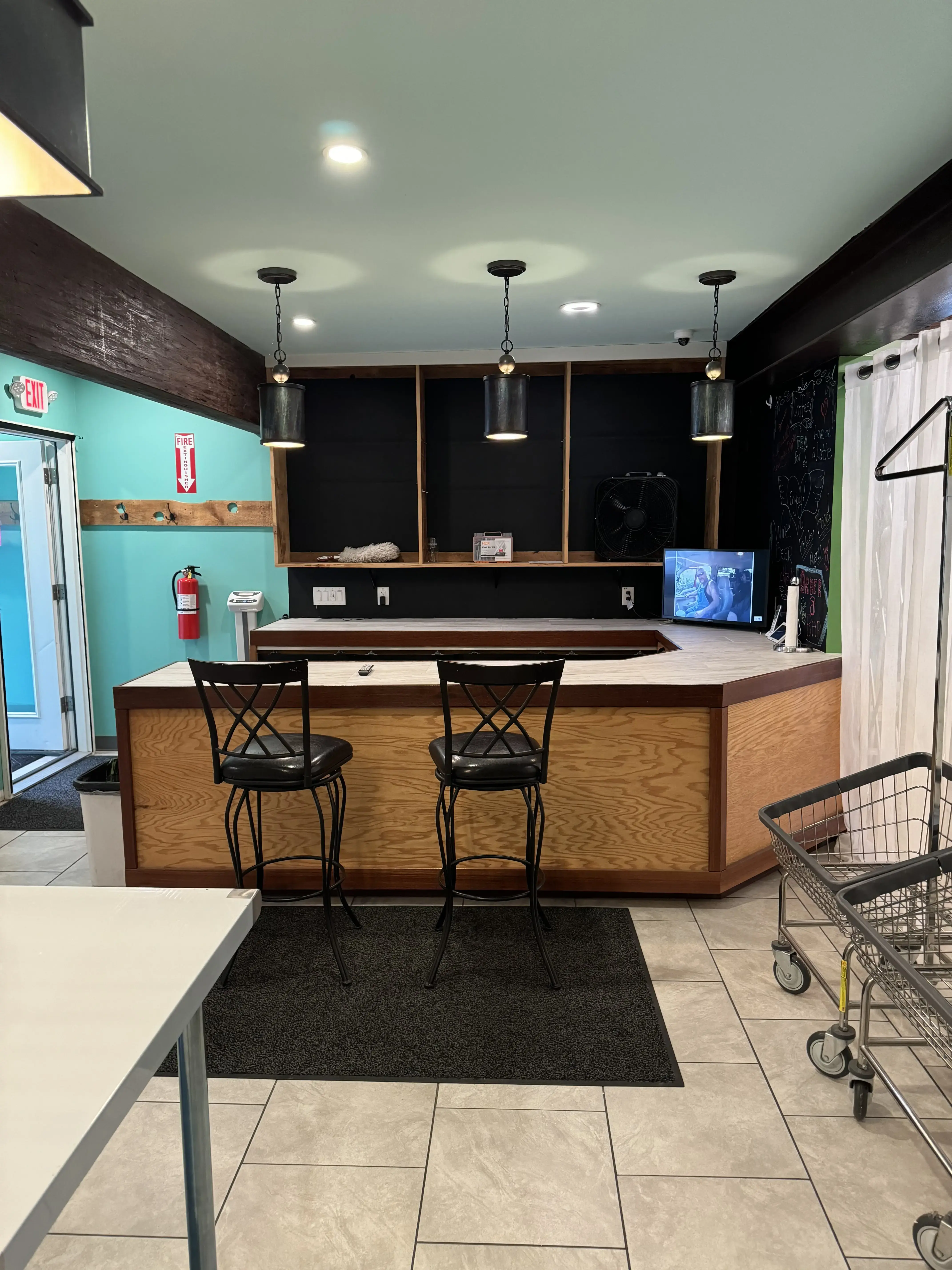 Platinum Suds 24Hr Classic Coin-Op Laundromat thumbnail 6