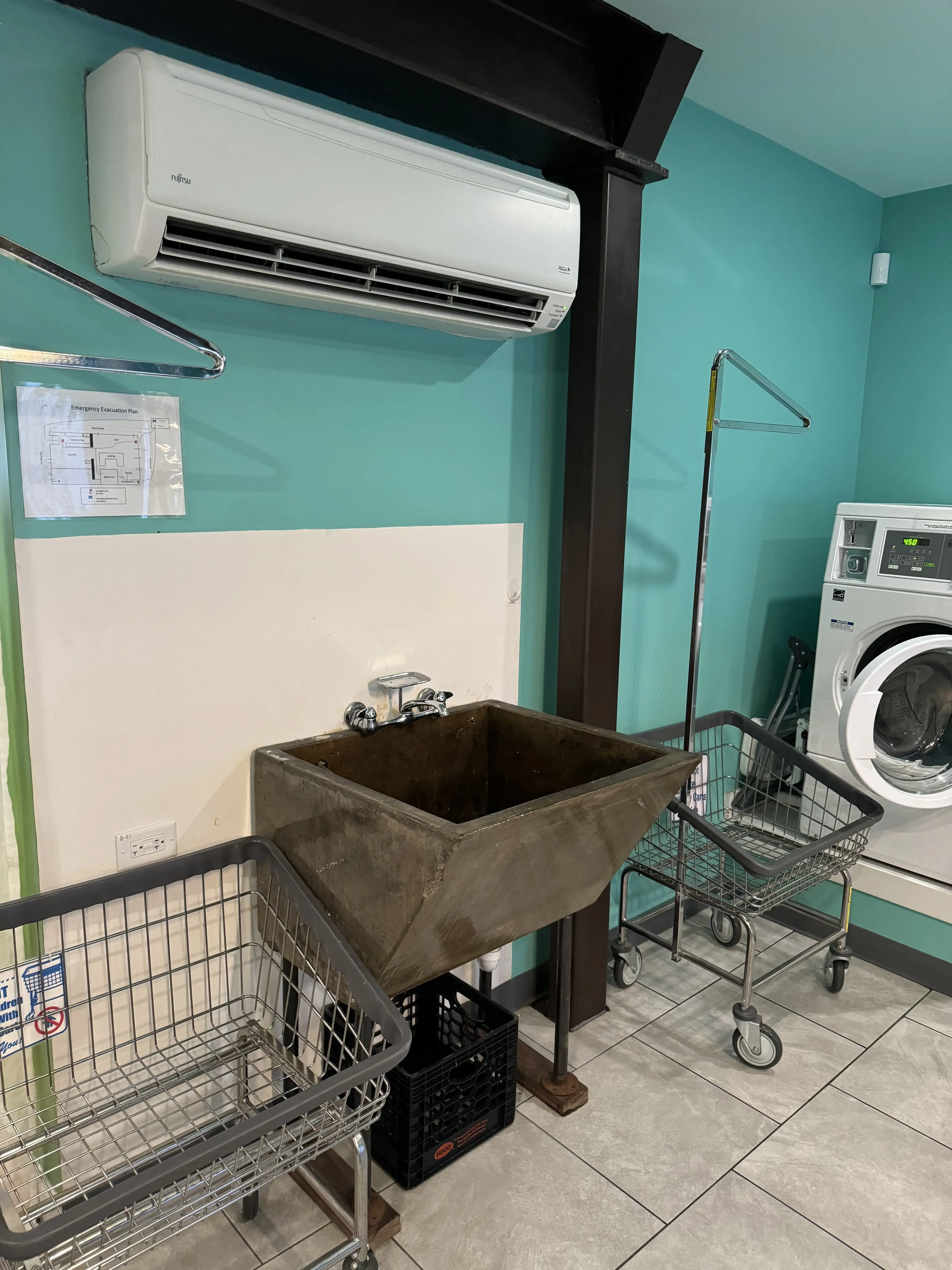 Platinum Suds 24Hr Classic Coin-Op Laundromat thumbnail 19