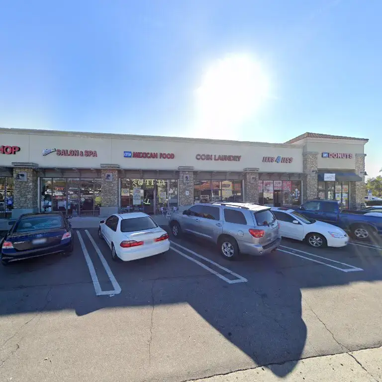 Plaza Coin Laundry - Image 12